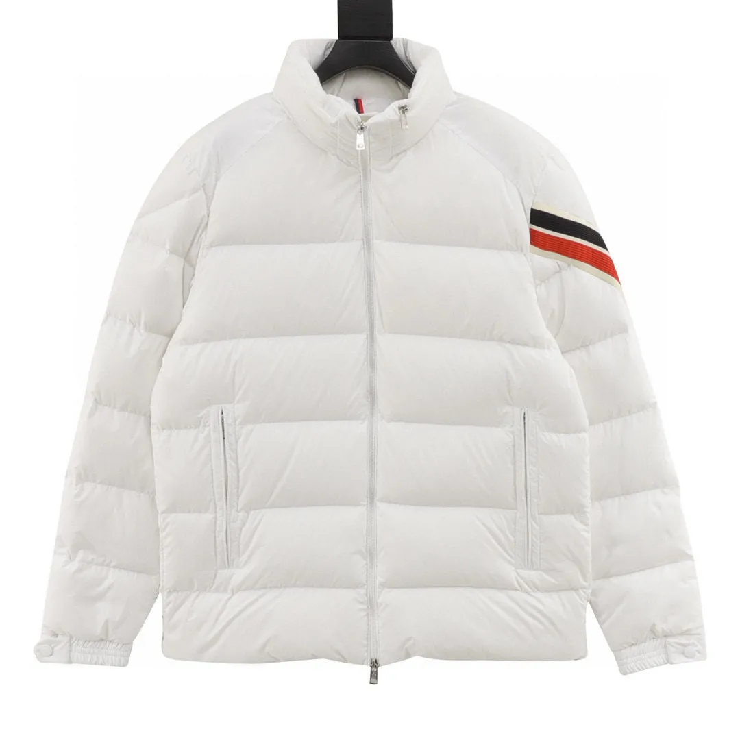 P840 Three-color version) Moncler muzzled 24ss three-color trim down jacket jacket with premium goose down filling. The most delicate, lightest and neatest fabric. Solayan men's short down jacket is decorated with seasonal iconic stripe details, blending sportsmanship and timeless style. The Solayan down jacket is made of micro chic fabric and has a tough square shape design, highlighting the sporty spirit. This cropped down jacket features tricolor stripes on the sleeves, a seasonal take on the brand's signature. Comes with a practical pull-out hood. Details.Made of micro chic nylon fabric·Micro chic nylon lining·Filled down·Pull-out hood·Zipper closure·Zip pockets·Adjustable cuffs·Elastic drawstring hem·Sleeves decorated with three-color trim Style number: A94# Color: Black White Brown Size: 1-5