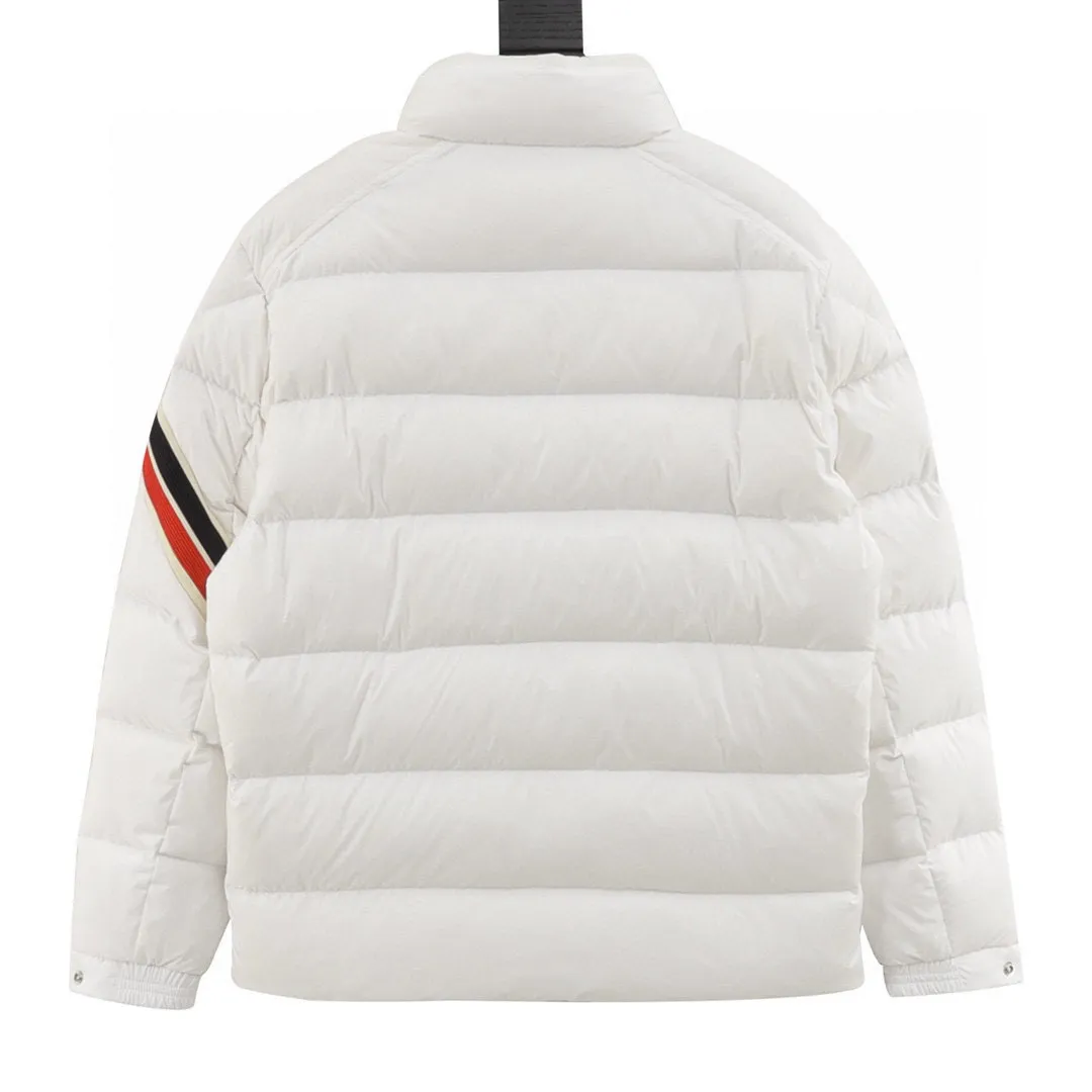 P840 Three-color version) Moncler muzzled 24ss three-color trim down jacket jacket with premium goose down filling. The most delicate, lightest and neatest fabric. Solayan men's short down jacket is decorated with seasonal iconic stripe details, blending sportsmanship and timeless style. The Solayan down jacket is made of micro chic fabric and has a tough square shape design, highlighting the sporty spirit. This cropped down jacket features tricolor stripes on the sleeves, a seasonal take on the brand's signature. Comes with a practical pull-out hood. Details.Made of micro chic nylon fabric·Micro chic nylon lining·Filled down·Pull-out hood·Zipper closure·Zip pockets·Adjustable cuffs·Elastic drawstring hem·Sleeves decorated with three-color trim Style number: A94# Color: Black White Brown Size: 1-5
