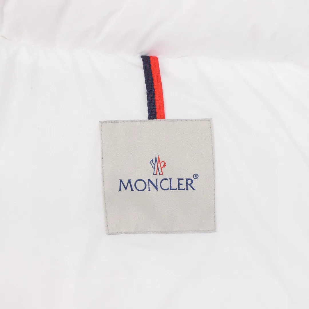 P840 Three-color version) Moncler muzzled 24ss three-color trim down jacket jacket with premium goose down filling. The most delicate, lightest and neatest fabric. Solayan men's short down jacket is decorated with seasonal iconic stripe details, blending sportsmanship and timeless style. The Solayan down jacket is made of micro chic fabric and has a tough square shape design, highlighting the sporty spirit. This cropped down jacket features tricolor stripes on the sleeves, a seasonal take on the brand's signature. Comes with a practical pull-out hood. Details.Made of micro chic nylon fabric·Micro chic nylon lining·Filled down·Pull-out hood·Zipper closure·Zip pockets·Adjustable cuffs·Elastic drawstring hem·Sleeves decorated with three-color trim Style number: A94# Color: Black White Brown Size: 1-5