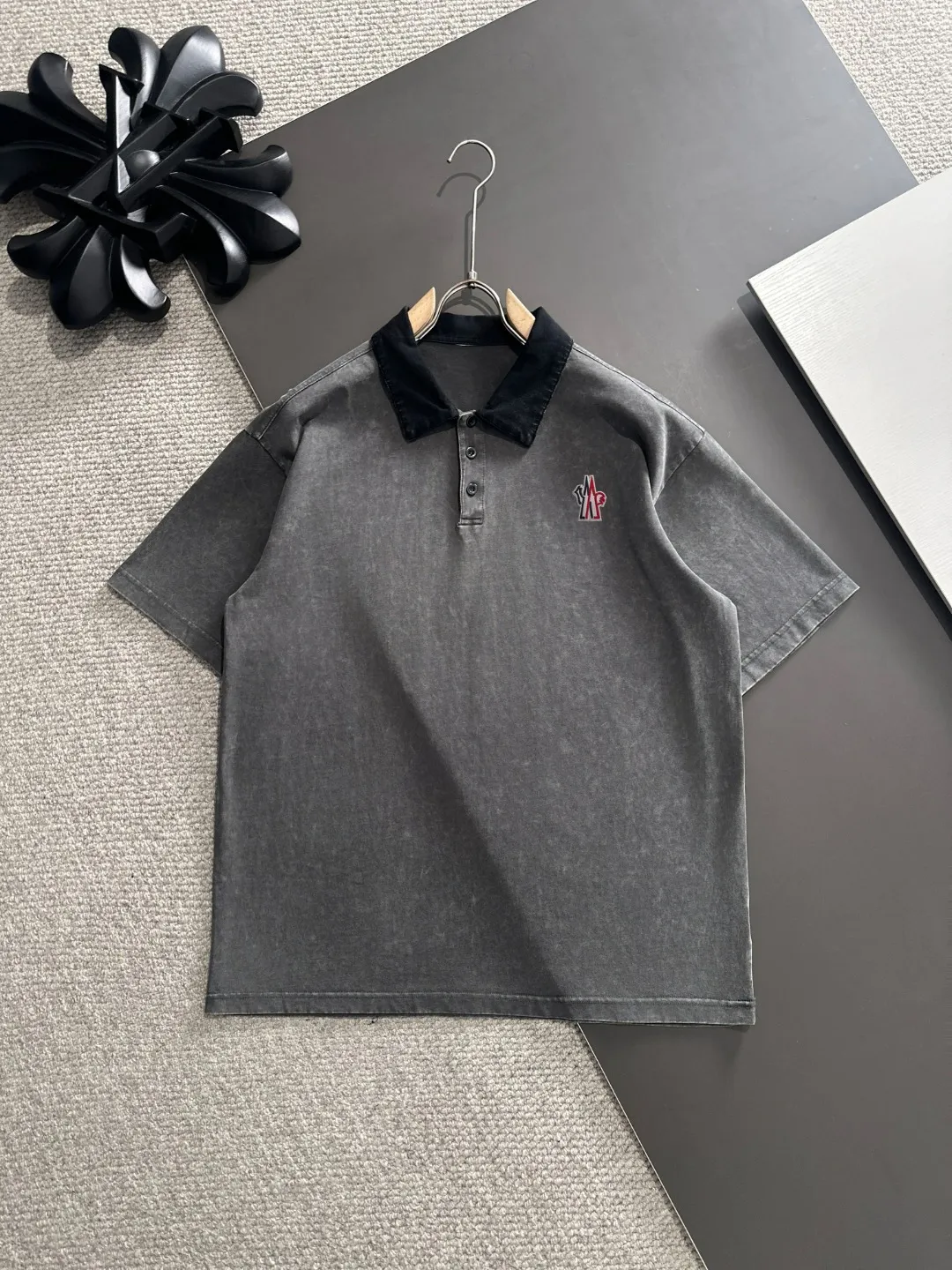 Next day delivery P300 high version MONCLER/muzzled 25ss spring and summer new high-definition T-shirt. Made with machines imported from Italy. Truly the most luxurious and high-quality. The style that you can wear with your eyes closed. Heavy combed fabrics. High-strength and heavy-weight fabrics feel substantial when weighed. The upper body is more textured than ordinary T-shirts and is not easy to deform. This texture can cope with the weather. It absorbs sweat and is breathable, suitable for both hot and cold conditions! Perfectly produced with reference to the original stitch and stitch! The loose fit design is super noble. Custom-woven signature ribbed collar, cuffs, and hem. Really rare and rare goods Size: S-XXL