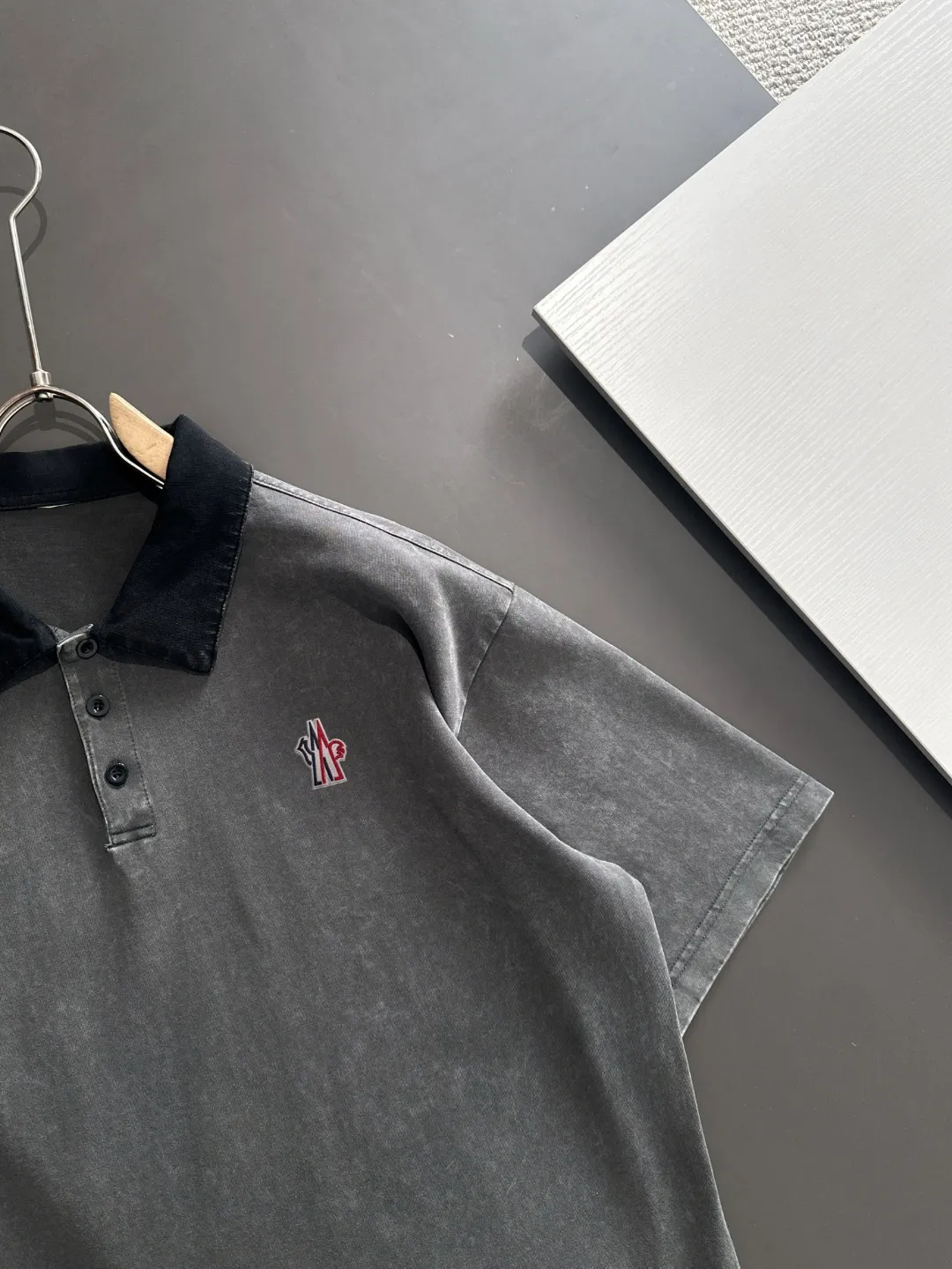Next day delivery P300 high version MONCLER/muzzled 25ss spring and summer new high-definition T-shirt. Made with machines imported from Italy. Truly the most luxurious and high-quality. The style that you can wear with your eyes closed. Heavy combed fabrics. High-strength and heavy-weight fabrics feel substantial when weighed. The upper body is more textured than ordinary T-shirts and is not easy to deform. This texture can cope with the weather. It absorbs sweat and is breathable, suitable for both hot and cold conditions! Perfectly produced with reference to the original stitch and stitch! The loose fit design is super noble. Custom-woven signature ribbed collar, cuffs, and hem. Really rare and rare goods Size: S-XXL