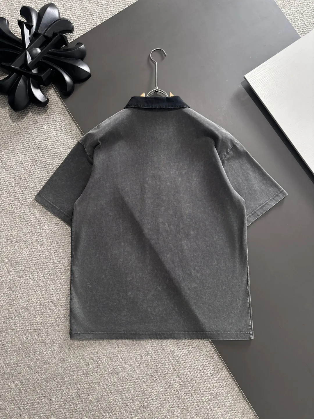 Next day delivery P300 high version MONCLER/muzzled 25ss spring and summer new high-definition T-shirt. Made with machines imported from Italy. Truly the most luxurious and high-quality. The style that you can wear with your eyes closed. Heavy combed fabrics. High-strength and heavy-weight fabrics feel substantial when weighed. The upper body is more textured than ordinary T-shirts and is not easy to deform. This texture can cope with the weather. It absorbs sweat and is breathable, suitable for both hot and cold conditions! Perfectly produced with reference to the original stitch and stitch! The loose fit design is super noble. Custom-woven signature ribbed collar, cuffs, and hem. Really rare and rare goods Size: S-XXL