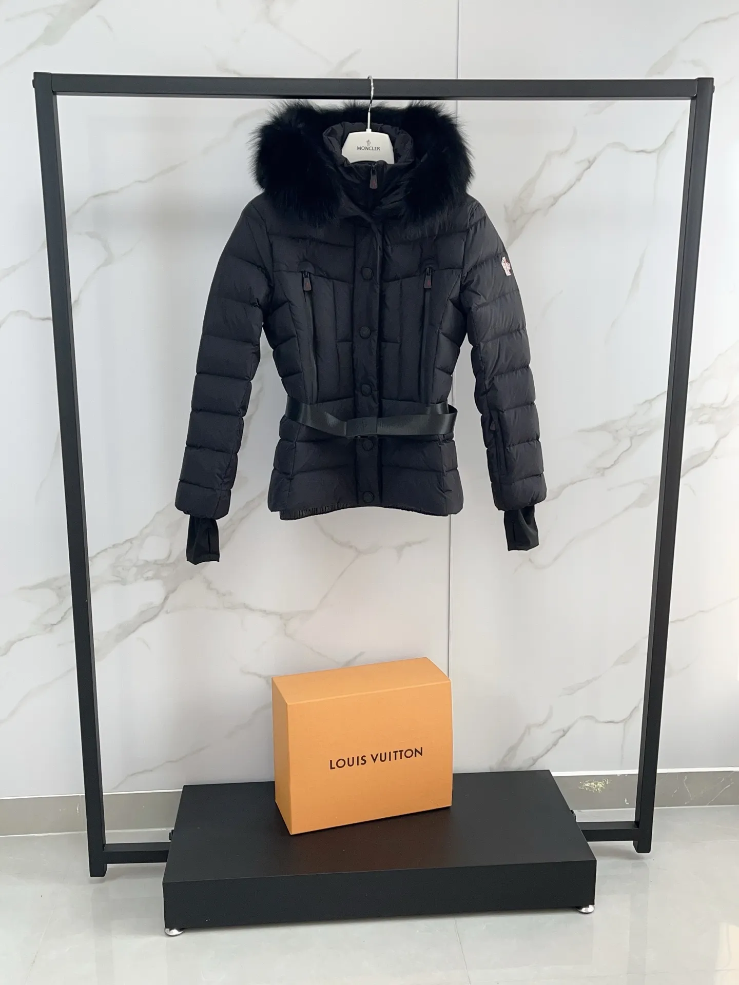 P1700 Premium down ⬆️Moncler Beverley women's hooded fox fur trimmed ski down jacket. Original purchase and development, goose down filling. The entire oversized fox fur collar imported from Finland. Premium goose down filling + original replacement fabric and ten original matching hardware. The tag has a complete bar code and the same number as the official website. The tag has built-in NFC electronic induction anti-counterfeiting. Supports multiple anti-counterfeiting verifications. Trimmed with fox fur collar, the Beverley down jacket embodies the signature style of the Moncler Grenoble collection, whether on the slopes or relaxing après-ski.  The most selected item, the Beverley down jacket is made of classic fabrics and is suitable for outdoor activities. Equipped with a snow-proof hem and functional zippers, it is breathable while providing warmth and protection. The hood's removable trim in plush sheep's leather adds an elegant finishing touch.  Details • Designed for skiing, snowboarding • Made with double-layered nylon fabric • Polyester lining • Down-filled • Adjustable hood with removable sheepskin trim • Double-layered front wind-blocking panel with snap-button closure • YKK® AquaGuard® functional zipper closure • Detachable and adjustable waistband • YKK® AquaGuard® functional zippered pocket • YKK® AquaGuard® functional zippered interior electronics pocket • YKK® AquaGuard® Functional Zippered Ski Pass Pocket • Snow Skirt • Stretch Jersey Wristband Size: 1-4 D001150 BUY NOW 👉