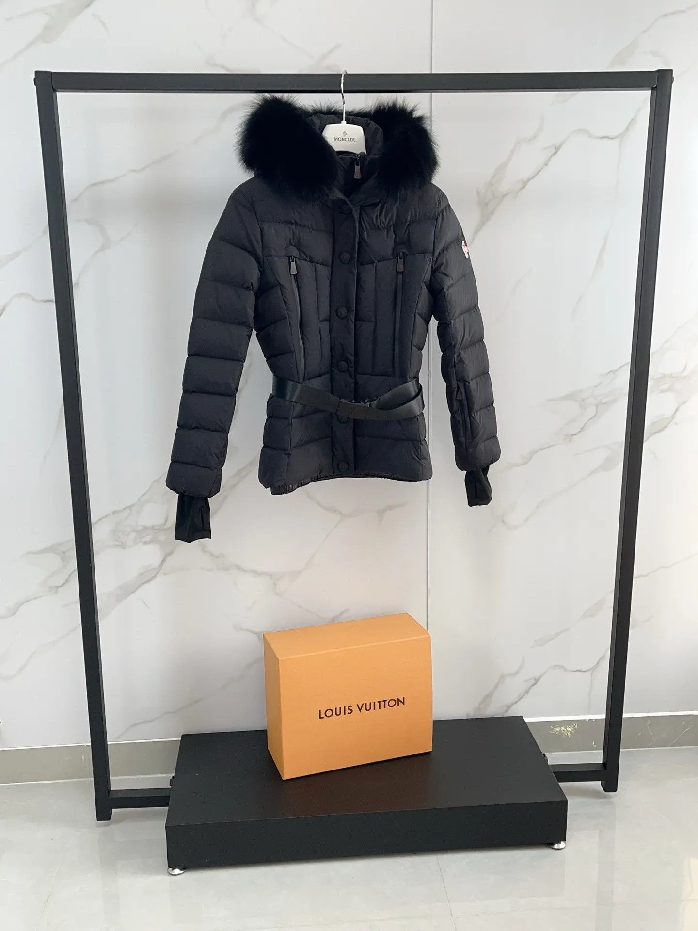 P1700 Premium down ⬆️Moncler Beverley women's hooded fox fur trimmed ski down jacket. Original purchase and development, goose down filling. The entire oversized fox fur collar imported from Finland. Premium goose down filling + original replacement fabric and ten original matching hardware. The tag has a complete bar code and the same number as the official website. The tag has built-in NFC electronic induction anti-counterfeiting. Supports multiple anti-counterfeiting verifications. Trimmed with fox fur collar, the Beverley down jacket embodies the signature style of the Moncler Grenoble collection, whether on the slopes or relaxing après-ski.  The most selected item, the Beverley down jacket is made of classic fabrics and is suitable for outdoor activities. Equipped with a snow-proof hem and functional zippers, it is breathable while providing warmth and protection. The hood's removable trim in plush sheep's leather adds an elegant finishing touch.  Details • Designed for skiing, snowboarding • Made with double-layered nylon fabric • Polyester lining • Down-filled • Adjustable hood with removable sheepskin trim • Double-layered front wind-blocking panel with snap-button closure • YKK® AquaGuard® functional zipper closure • Detachable and adjustable waistband • YKK® AquaGuard® functional zippered pocket • YKK® AquaGuard® functional zippered interior electronics pocket • YKK® AquaGuard® Functional Zippered Ski Pass Pocket • Snow Skirt • Stretch Jersey Wristband Size: 1-4 D001150 BUY NOW 👉