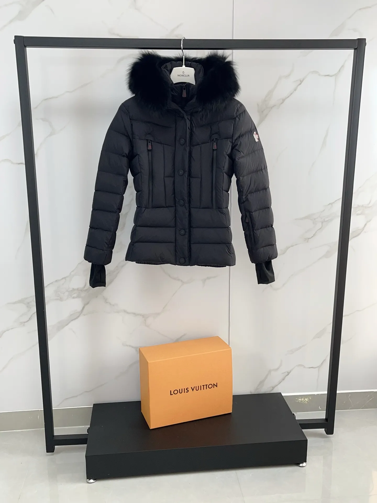 P1700 Premium down ⬆️Moncler Beverley women's hooded fox fur trimmed ski down jacket. Original purchase and development, goose down filling. The entire oversized fox fur collar imported from Finland. Premium goose down filling + original replacement fabric and ten original matching hardware. The tag has a complete bar code and the same number as the official website. The tag has built-in NFC electronic induction anti-counterfeiting. Supports multiple anti-counterfeiting verifications. Trimmed with fox fur collar, the Beverley down jacket embodies the signature style of the Moncler Grenoble collection, whether on the slopes or relaxing après-ski.  The most selected item, the Beverley down jacket is made of classic fabrics and is suitable for outdoor activities. Equipped with a snow-proof hem and functional zippers, it is breathable while providing warmth and protection. The hood's removable trim in plush sheep's leather adds an elegant finishing touch.  Details • Designed for skiing, snowboarding • Made with double-layered nylon fabric • Polyester lining • Down-filled • Adjustable hood with removable sheepskin trim • Double-layered front wind-blocking panel with snap-button closure • YKK® AquaGuard® functional zipper closure • Detachable and adjustable waistband • YKK® AquaGuard® functional zippered pocket • YKK® AquaGuard® functional zippered interior electronics pocket • YKK® AquaGuard® Functional Zippered Ski Pass Pocket • Snow Skirt • Stretch Jersey Wristband Size: 1-4 D001150 BUY NOW 👉
