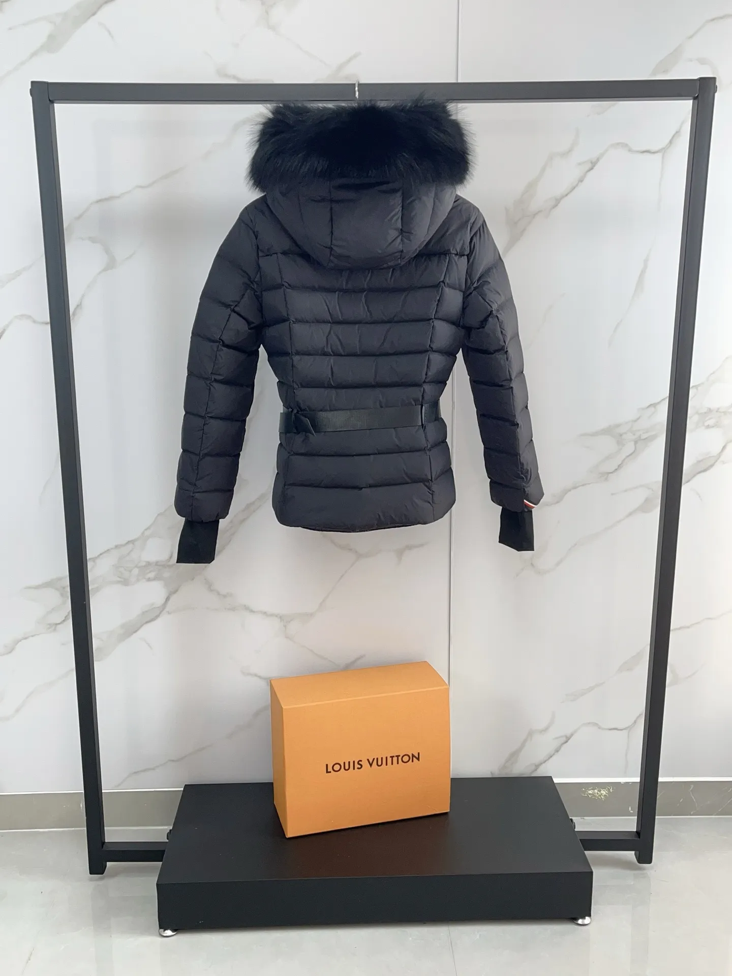P1700 Premium down ⬆️Moncler Beverley women's hooded fox fur trimmed ski down jacket. Original purchase and development, goose down filling. The entire oversized fox fur collar imported from Finland. Premium goose down filling + original replacement fabric and ten original matching hardware. The tag has a complete bar code and the same number as the official website. The tag has built-in NFC electronic induction anti-counterfeiting. Supports multiple anti-counterfeiting verifications. Trimmed with fox fur collar, the Beverley down jacket embodies the signature style of the Moncler Grenoble collection, whether on the slopes or relaxing après-ski.  The most selected item, the Beverley down jacket is made of classic fabrics and is suitable for outdoor activities. Equipped with a snow-proof hem and functional zippers, it is breathable while providing warmth and protection. The hood's removable trim in plush sheep's leather adds an elegant finishing touch.  Details • Designed for skiing, snowboarding • Made with double-layered nylon fabric • Polyester lining • Down-filled • Adjustable hood with removable sheepskin trim • Double-layered front wind-blocking panel with snap-button closure • YKK® AquaGuard® functional zipper closure • Detachable and adjustable waistband • YKK® AquaGuard® functional zippered pocket • YKK® AquaGuard® functional zippered interior electronics pocket • YKK® AquaGuard® Functional Zippered Ski Pass Pocket • Snow Skirt • Stretch Jersey Wristband Size: 1-4 D001150 BUY NOW 👉