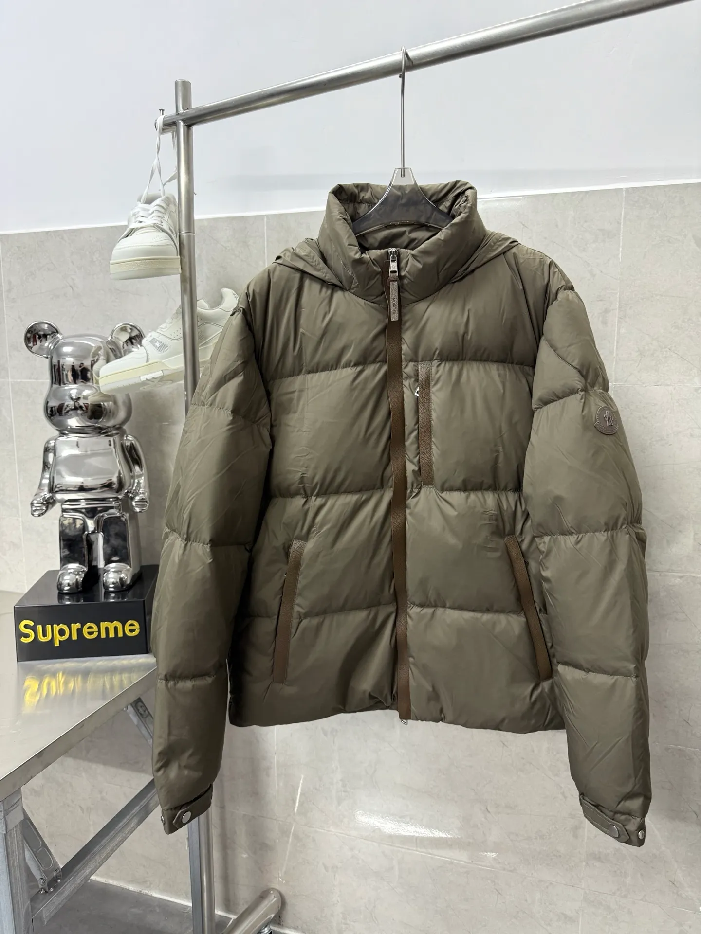 P860 Moncler masked BESBRE leather zipper short down jacket, stylish, versatile, comfortable and breathable design The official website is on sale at the same time! The down with great design and appearance can be purchased directly with quality control. It is a high-end product that cannot be missed! The fabric texture and shape are perfect. You can feel its powerful aura through detailed pictures, and it has superior handsomeness and warmth. Yes, it can be easily worn in various occasions! It has polythermal insulation and you don’t have to worry about getting a little chilly! The placket is designed with a leather zipper, which is both fashionable and functional. It not only highlights the shape but also keeps you warm. The leather pocket design makes the whole style more luxurious! Color: Black Khaki Size: 12345