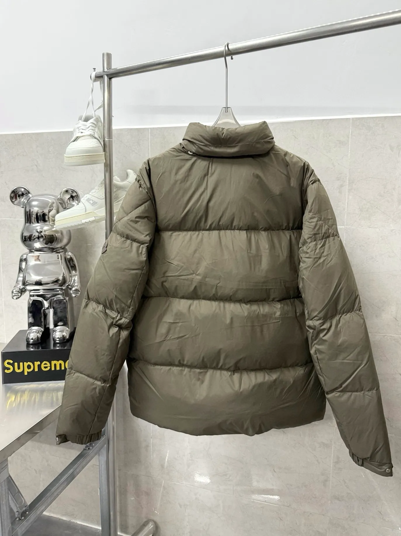 P860 Moncler masked BESBRE leather zipper short down jacket, stylish, versatile, comfortable and breathable design The official website is on sale at the same time! The down with great design and appearance can be purchased directly with quality control. It is a high-end product that cannot be missed! The fabric texture and shape are perfect. You can feel its powerful aura through detailed pictures, and it has superior handsomeness and warmth. Yes, it can be easily worn in various occasions! It has polythermal insulation and you don’t have to worry about getting a little chilly! The placket is designed with a leather zipper, which is both fashionable and functional. It not only highlights the shape but also keeps you warm. The leather pocket design makes the whole style more luxurious! Color: Black Khaki Size: 12345