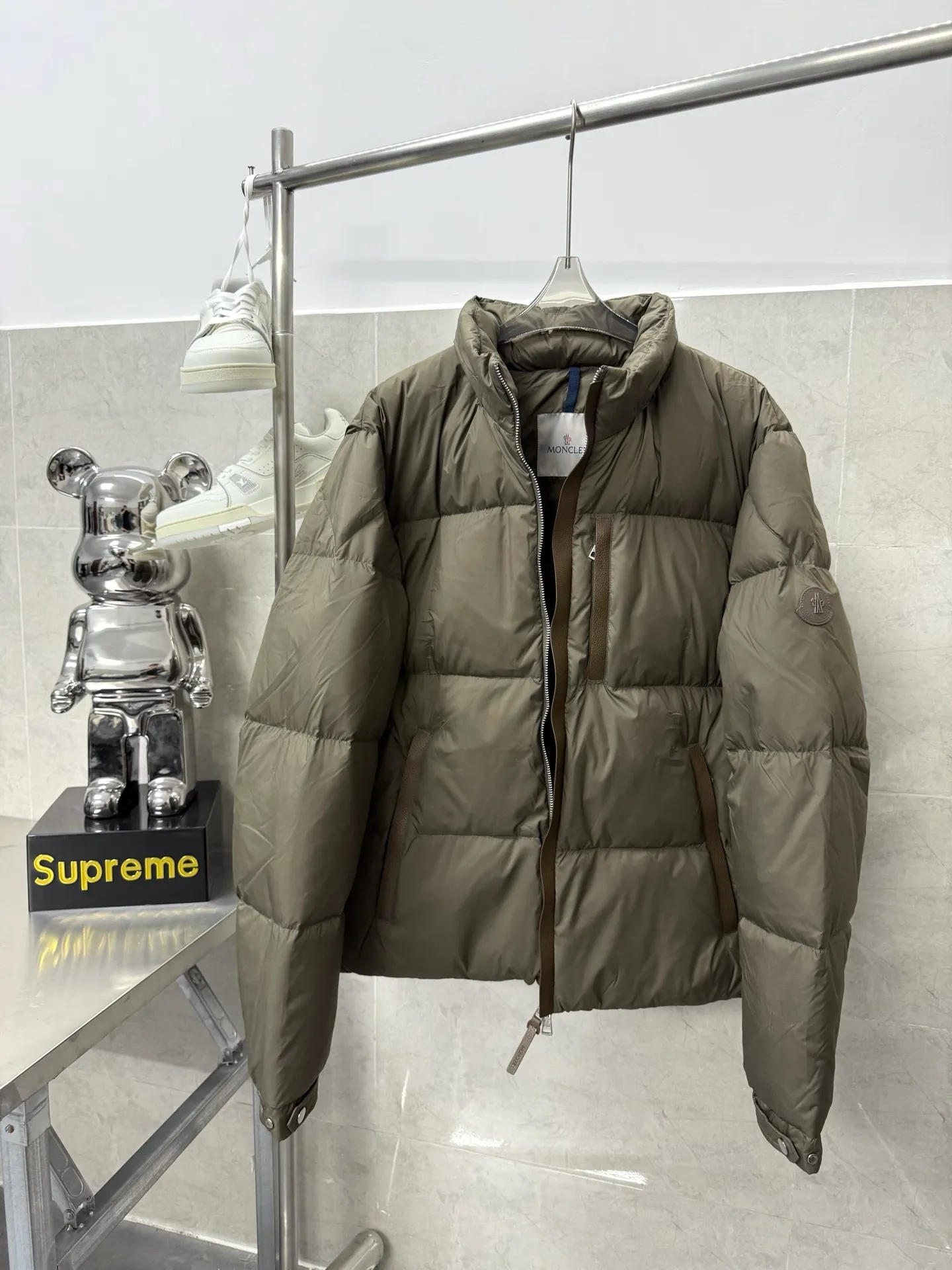 P860 Moncler masked BESBRE leather zipper short down jacket, stylish, versatile, comfortable and breathable design The official website is on sale at the same time! The down with great design and appearance can be purchased directly with quality control. It is a high-end product that cannot be missed! The fabric texture and shape are perfect. You can feel its powerful aura through detailed pictures, and it has superior handsomeness and warmth. Yes, it can be easily worn in various occasions! It has polythermal insulation and you don’t have to worry about getting a little chilly! The placket is designed with a leather zipper, which is both fashionable and functional. It not only highlights the shape but also keeps you warm. The leather pocket design makes the whole style more luxurious! Color: Black Khaki Size: 12345