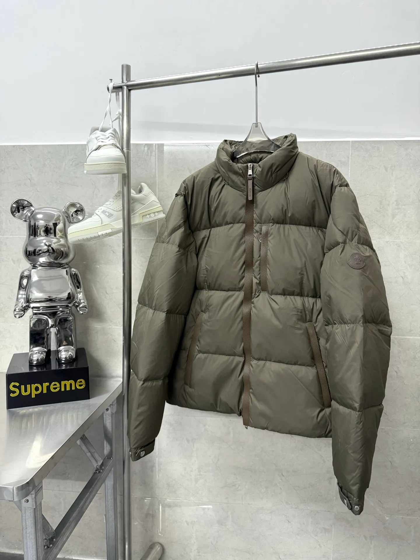 P860 Moncler masked BESBRE leather zipper short down jacket, stylish, versatile, comfortable and breathable design The official website is on sale at the same time! The down with great design and appearance can be purchased directly with quality control. It is a high-end product that cannot be missed! The fabric texture and shape are perfect. You can feel its powerful aura through detailed pictures, and it has superior handsomeness and warmth. Yes, it can be easily worn in various occasions! It has polythermal insulation and you don’t have to worry about getting a little chilly! The placket is designed with a leather zipper, which is both fashionable and functional. It not only highlights the shape but also keeps you warm. The leather pocket design makes the whole style more luxurious! Color: Black Khaki Size: 12345
