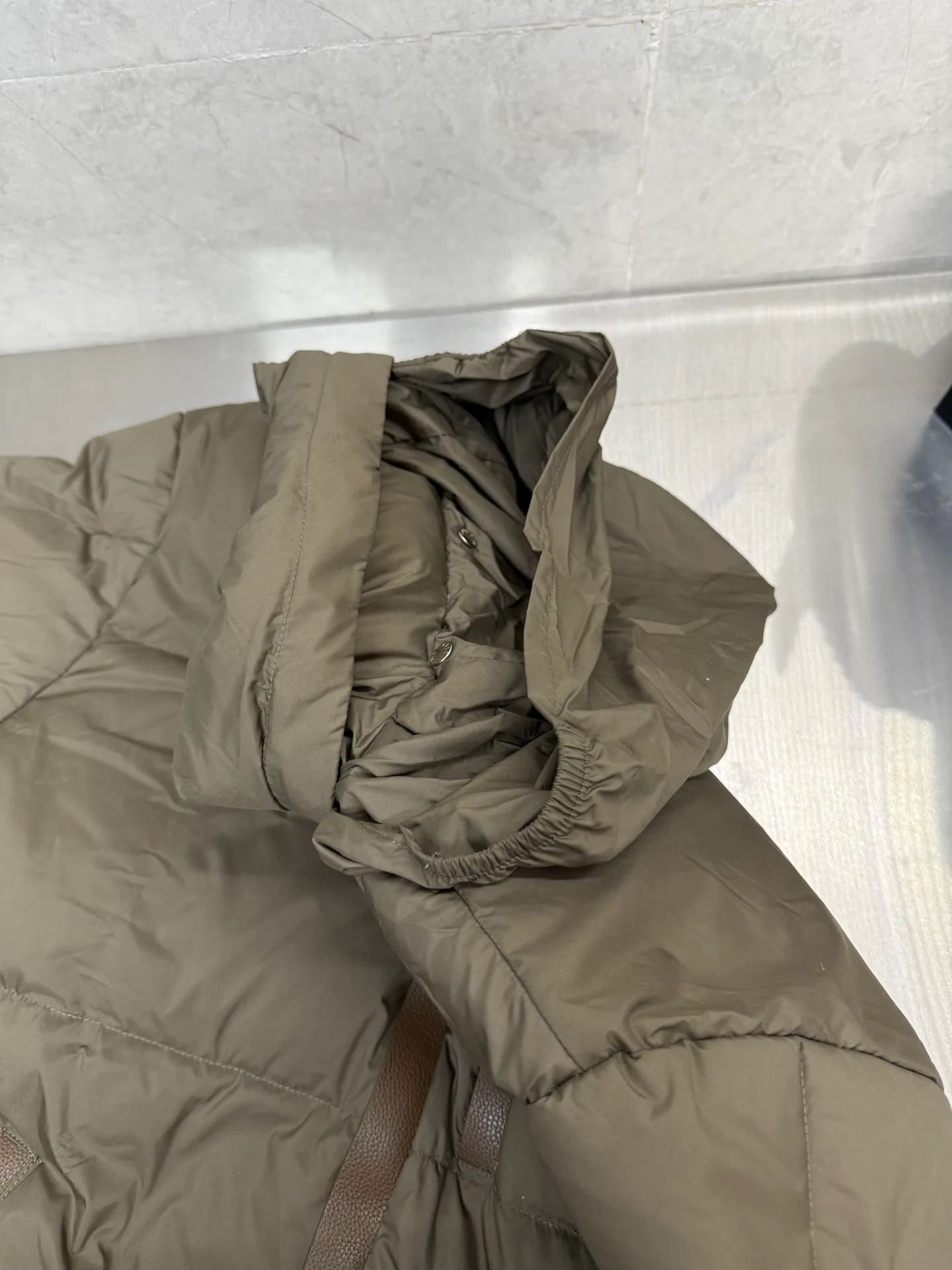 P860 Moncler masked BESBRE leather zipper short down jacket, stylish, versatile, comfortable and breathable design The official website is on sale at the same time! The down with great design and appearance can be purchased directly with quality control. It is a high-end product that cannot be missed! The fabric texture and shape are perfect. You can feel its powerful aura through detailed pictures, and it has superior handsomeness and warmth. Yes, it can be easily worn in various occasions! It has polythermal insulation and you don’t have to worry about getting a little chilly! The placket is designed with a leather zipper, which is both fashionable and functional. It not only highlights the shape but also keeps you warm. The leather pocket design makes the whole style more luxurious! Color: Black Khaki Size: 12345
