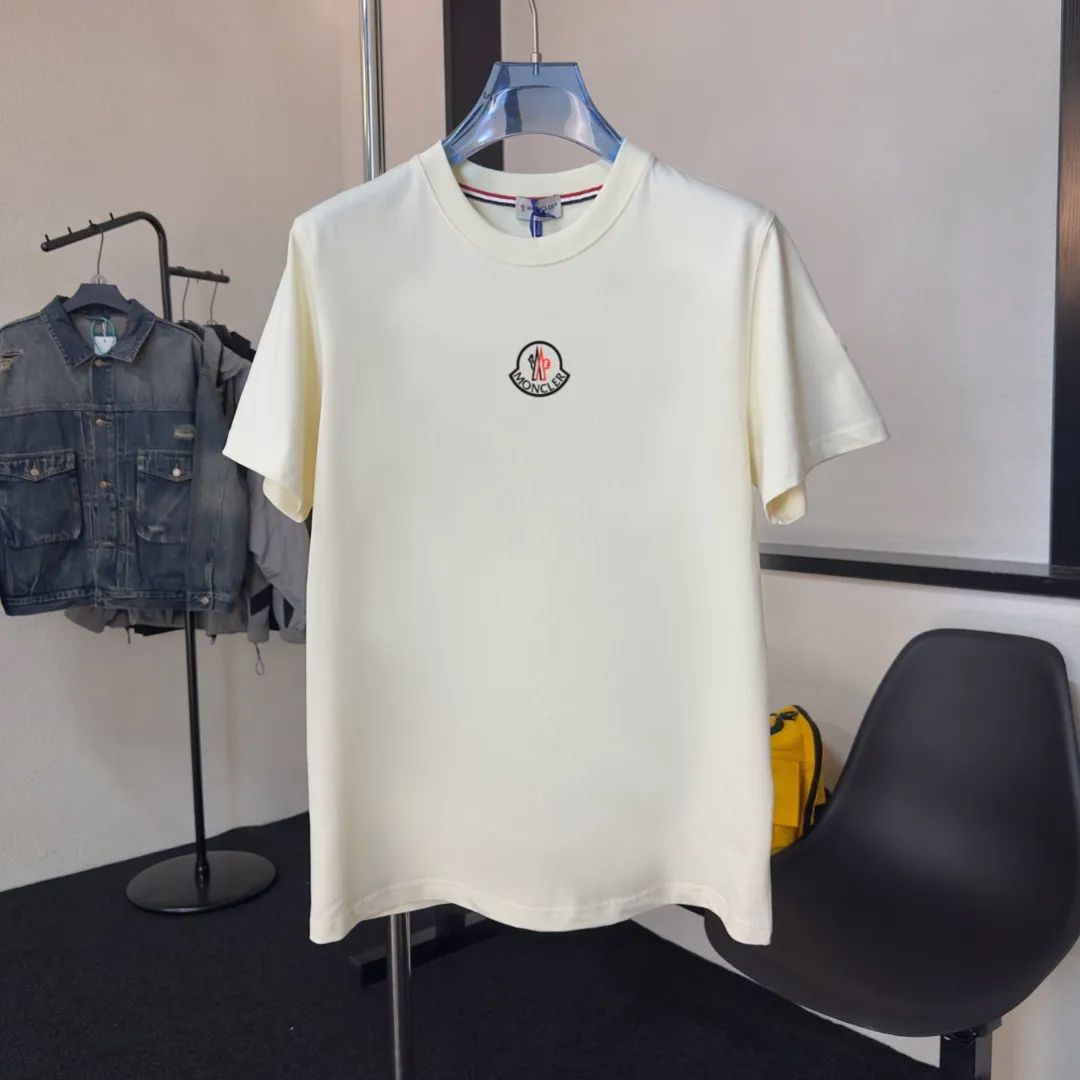 P140 Upgraded version "Mobile phone smart sensor ~ NFC chip armband ~ Direct access to the official website for anti-counterfeiting" "Moncler ~ Mouth Mouth" 2025 new high-quality round neck short-sleeved T-shirt. The cuffs have imported embroidered labels. Customized dyeing, very comfortable to touch. Super versatile and good-looking short-sleeved. Complete with three labels. Non-market ordinary version. Feel free to compare. Quality is absolutely guaranteed! ‼ First of all, this original fabric is all custom-woven with 32-count double yarn fabric, 250G, and the weight is the same‼ Fine workmanship, double waistcoat method, double waistcoat method, double waistcoat method makes the whole dress more three-dimensional, which is not a craft that ordinary T-shirts can achieve🤪 Size: S-M-L-XL-2XL Color: black, white, apricot, same style for men and women