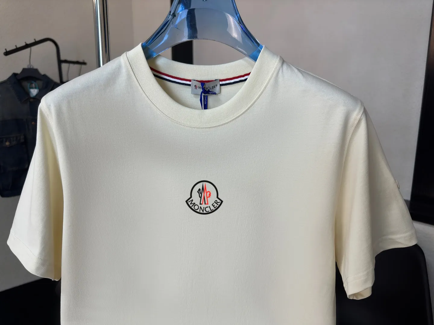 P140 Upgraded version "Mobile phone smart sensor ~ NFC chip armband ~ Direct access to the official website for anti-counterfeiting" "Moncler ~ Mouth Mouth" 2025 new high-quality round neck short-sleeved T-shirt. The cuffs have imported embroidered labels. Customized dyeing, very comfortable to touch. Super versatile and good-looking short-sleeved. Complete with three labels. Non-market ordinary version. Feel free to compare. Quality is absolutely guaranteed! ‼ First of all, this original fabric is all custom-woven with 32-count double yarn fabric, 250G, and the weight is the same‼ Fine workmanship, double waistcoat method, double waistcoat method, double waistcoat method makes the whole dress more three-dimensional, which is not a craft that ordinary T-shirts can achieve🤪 Size: S-M-L-XL-2XL Color: black, white, apricot, same style for men and women