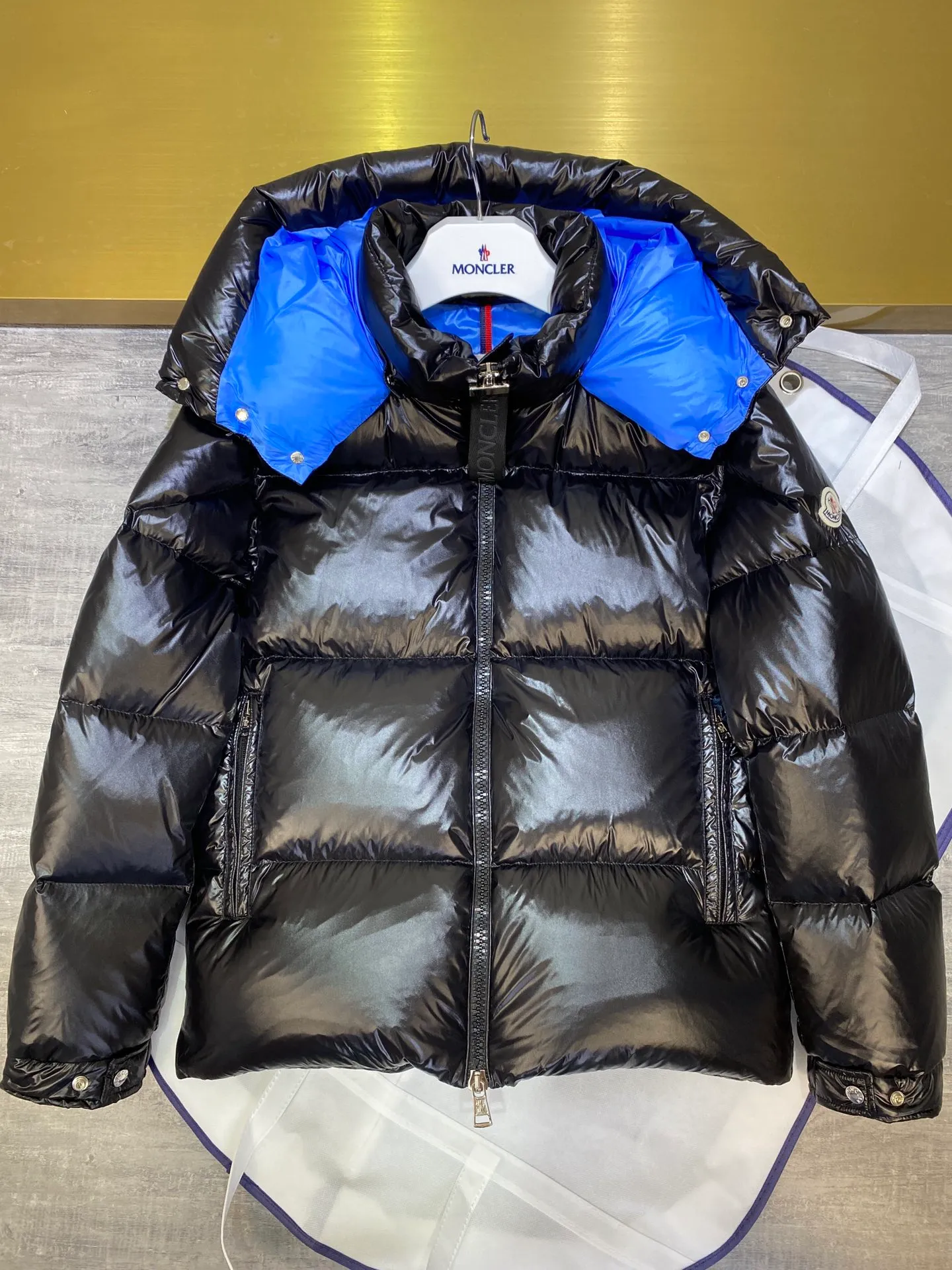 P880 Moncler Liu Haoran star's same style bread suit for couples, the fabric is imported from Korea🇰🇷, waterproof, windproof and wear-resistant🐮‼ ️, so the fabric must be very soft and thick as expected. 🤓🤓The sleeves are equipped with the iconic Moncler logo👏🏼, the hat is removable🧢, and the hat is decorated with a circle, echoing the brand's fashion trend‼ ️. Regular cuffs for warmth and comfort. ☺️☺️The cold protection index is minus 15-25℃🥶It is enough to wear in the winter of minus 30-40℃ in Toronto! ! ! Provide you with the best protection in cold weather. 🥳 Color: Black, Blue, Yellow, Size: 1 2 3 4 5