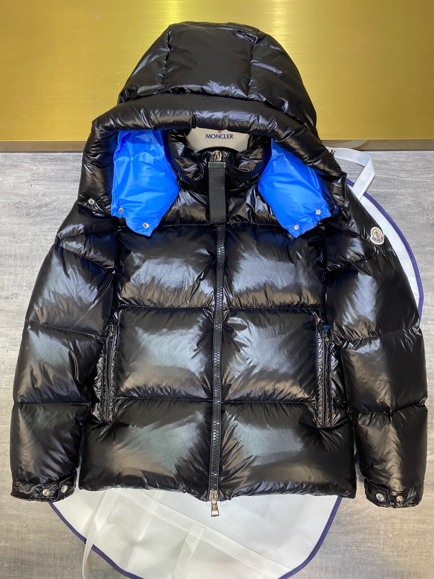 P880 Moncler Liu Haoran star's same style bread suit for couples, the fabric is imported from Korea🇰🇷, waterproof, windproof and wear-resistant🐮‼ ️, so the fabric must be very soft and thick as expected. 🤓🤓The sleeves are equipped with the iconic Moncler logo👏🏼, the hat is removable🧢, and the hat is decorated with a circle, echoing the brand's fashion trend‼ ️. Regular cuffs for warmth and comfort. ☺️☺️The cold protection index is minus 15-25℃🥶It is enough to wear in the winter of minus 30-40℃ in Toronto! ! ! Provide you with the best protection in cold weather. 🥳 Color: Black, Blue, Yellow, Size: 1 2 3 4 5