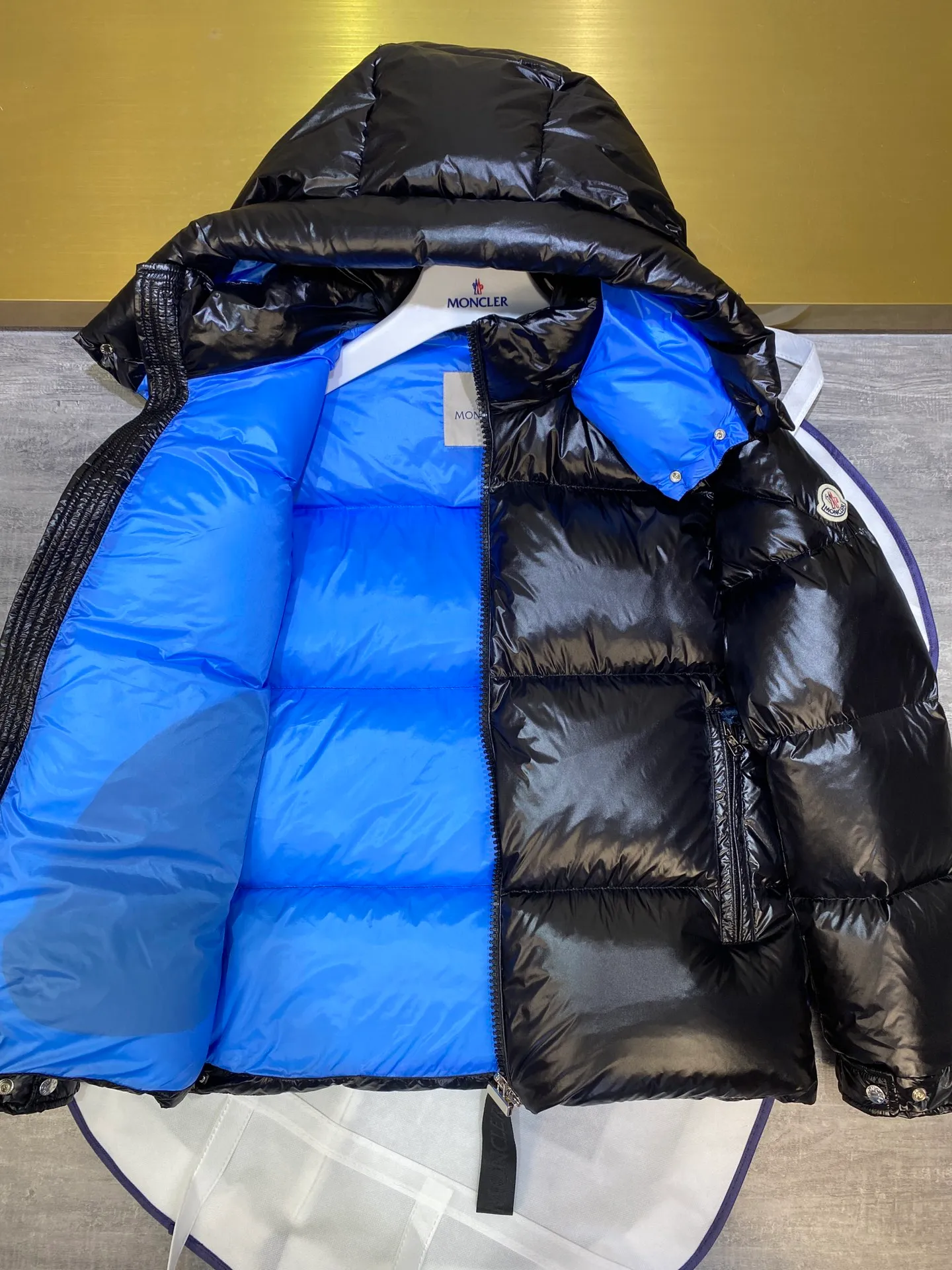 P880 Moncler Liu Haoran star's same style bread suit for couples, the fabric is imported from Korea🇰🇷, waterproof, windproof and wear-resistant🐮‼ ️, so the fabric must be very soft and thick as expected. 🤓🤓The sleeves are equipped with the iconic Moncler logo👏🏼, the hat is removable🧢, and the hat is decorated with a circle, echoing the brand's fashion trend‼ ️. Regular cuffs for warmth and comfort. ☺️☺️The cold protection index is minus 15-25℃🥶It is enough to wear in the winter of minus 30-40℃ in Toronto! ! ! Provide you with the best protection in cold weather. 🥳 Color: Black, Blue, Yellow, Size: 1 2 3 4 5