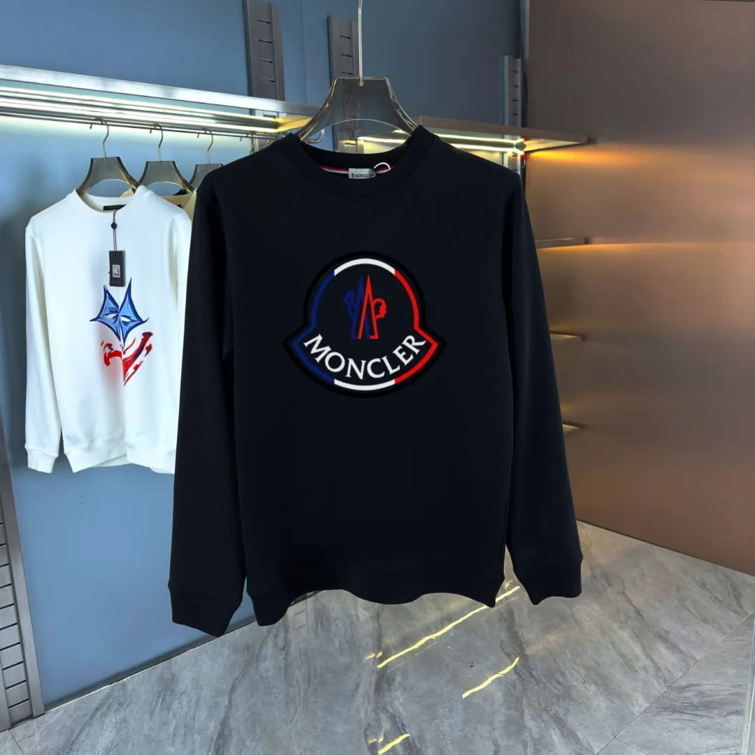 P210 high version sweatshirt) 📦With exclusive picture packaging📦 [Long-term ready stock] Upgraded version "Mobile phone smart sensor ~ NFC chip armband ~ Direct access to the official website anti-counterfeiting" 〖 𝐌𝐎𝐍𝐂𝐋𝐄𝐑 ~ Mouth covering〗 2025 new high quality, using 450g heavyweight fabric Different from the market currency, you can mix and match everything at will and you will be handsome😎The whole clothes is made of double waistcoats. The double waistcoats make the whole dress more three-dimensional. It is not an ordinary factory that can do such fine work. 2025 autumn and winter new style, on sale at the counter, exquisite printed round neck terry sweatshirt. High-end double-ply cotton. Customized stretch ribs are dyed in the same vat. Three standards are complete. It is matched with digital printing patterns and is very breathable. Same style for men and women. Color: black, white, apricot. Size: S M L XL 2XL