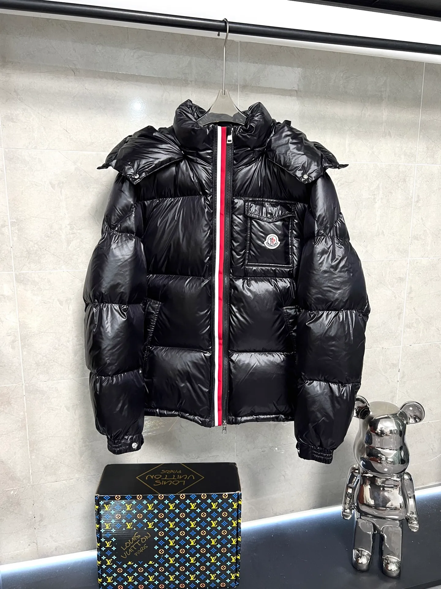 P720 Moncler masked three-color webbing down jacket. This style adopts a double-row zipper design and is decorated with red and white stripes of webbing. The style is fashionable and recognizable. This color-hopping design is very eye-catching in winter. It is not only suitable for cold outdoor environments, but also can become a fashionable item for urban wear. It is a typical representative of the combination of functionality and fashion. It is perfectly filled with direct velvet filling technology and has a very good fluffy texture. Lightweight, warm and cold-resistant capabilities are maximized. Size: 12345