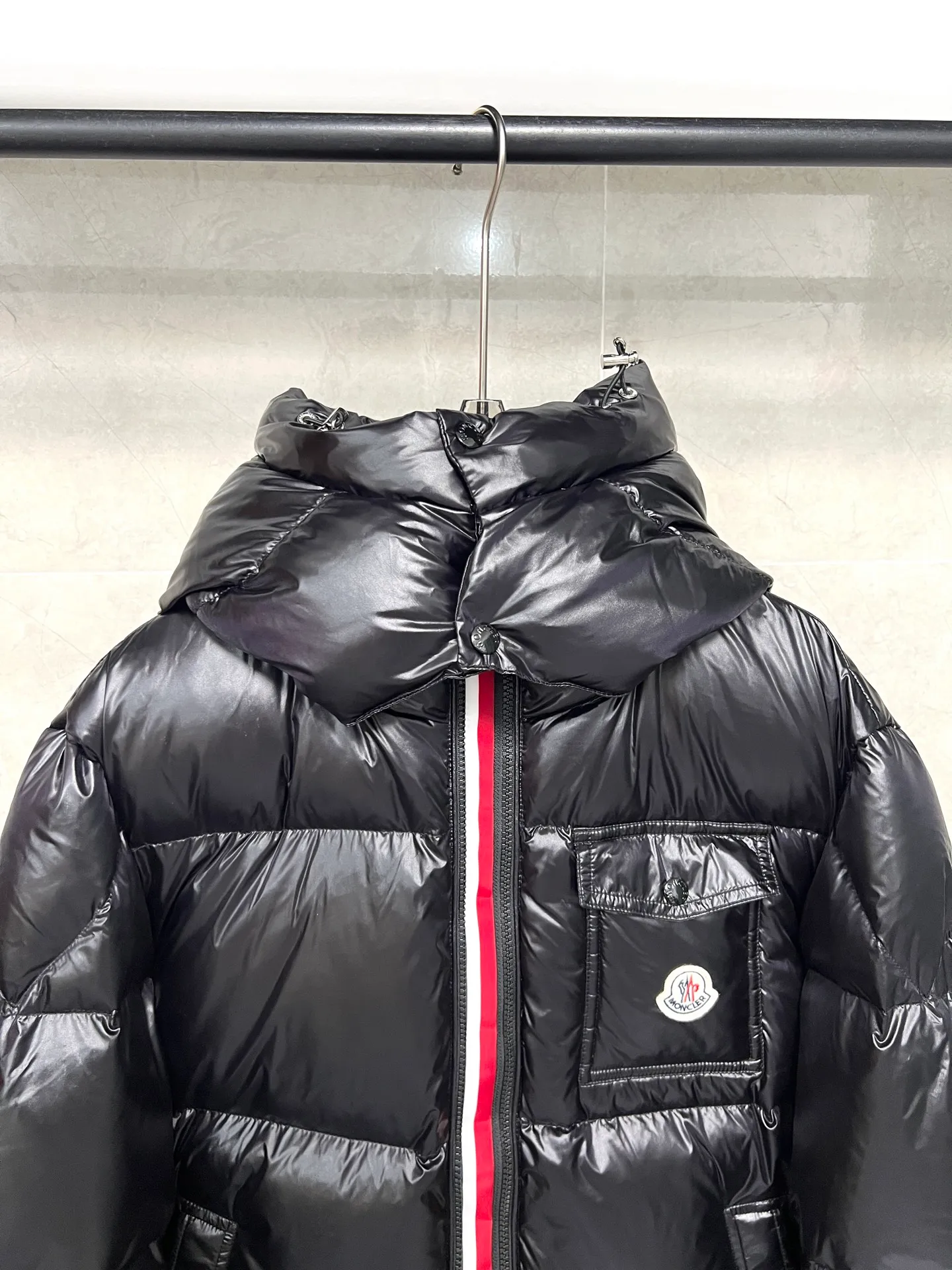 P720 Moncler masked three-color webbing down jacket. This style adopts a double-row zipper design and is decorated with red and white stripes of webbing. The style is fashionable and recognizable. This color-hopping design is very eye-catching in winter. It is not only suitable for cold outdoor environments, but also can become a fashionable item for urban wear. It is a typical representative of the combination of functionality and fashion. It is perfectly filled with direct velvet filling technology and has a very good fluffy texture. Lightweight, warm and cold-resistant capabilities are maximized. Size: 12345