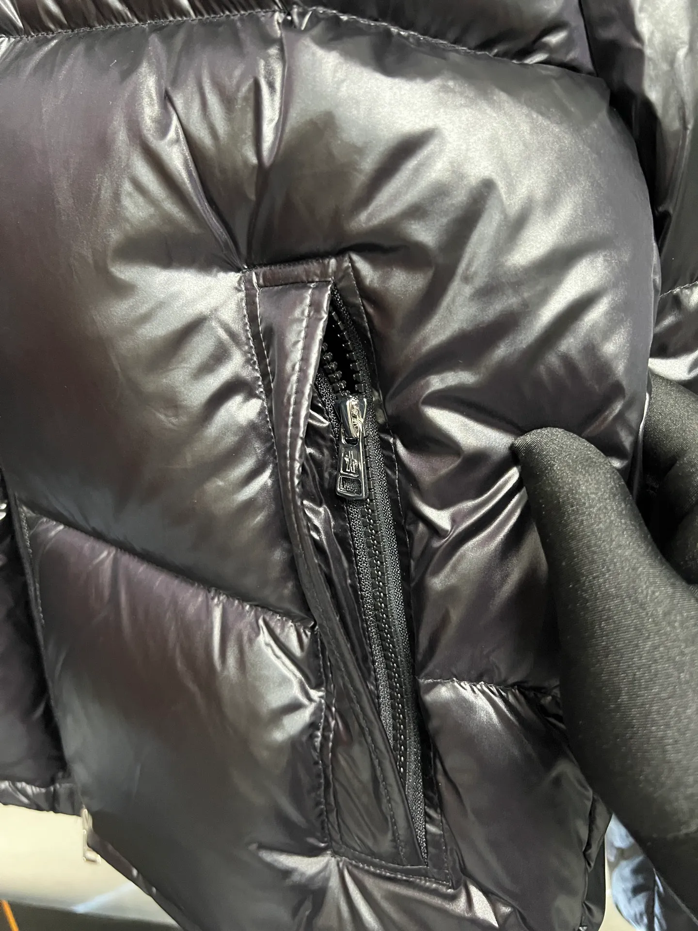 P720 Moncler masked three-color webbing down jacket. This style adopts a double-row zipper design and is decorated with red and white stripes of webbing. The style is fashionable and recognizable. This color-hopping design is very eye-catching in winter. It is not only suitable for cold outdoor environments, but also can become a fashionable item for urban wear. It is a typical representative of the combination of functionality and fashion. It is perfectly filled with direct velvet filling technology and has a very good fluffy texture. Lightweight, warm and cold-resistant capabilities are maximized. Size: 12345
