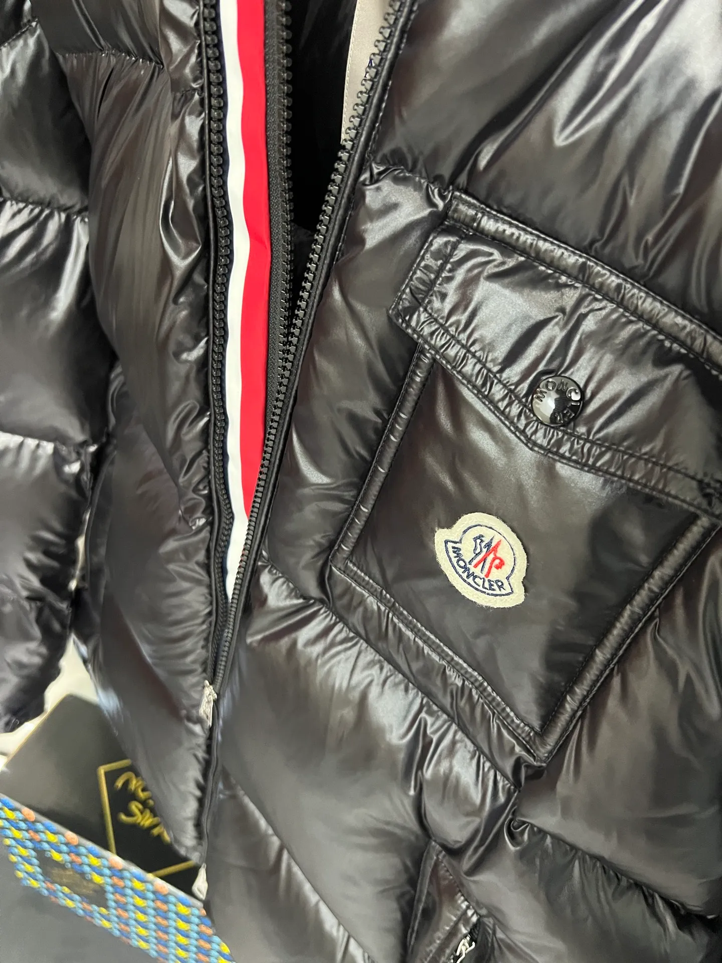 P720 Moncler masked three-color webbing down jacket. This style adopts a double-row zipper design and is decorated with red and white stripes of webbing. The style is fashionable and recognizable. This color-hopping design is very eye-catching in winter. It is not only suitable for cold outdoor environments, but also can become a fashionable item for urban wear. It is a typical representative of the combination of functionality and fashion. It is perfectly filled with direct velvet filling technology and has a very good fluffy texture. Lightweight, warm and cold-resistant capabilities are maximized. Size: 12345