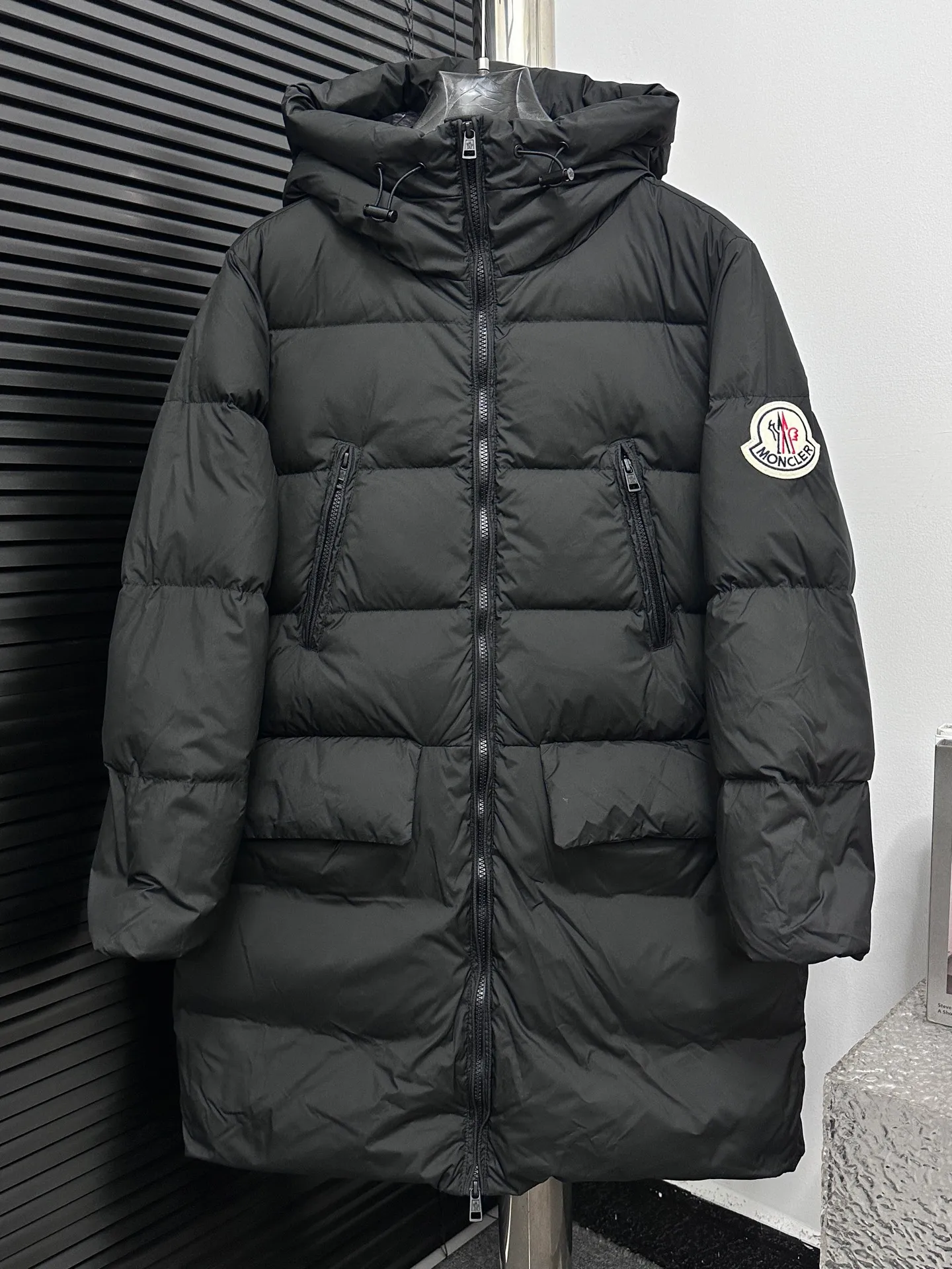 P1100 [Moncler] Bosona mid-length large felt badge down. Popular style. Good-looking for both men and women. This Bosona men's long down combines Moncler's classic aesthetics, excellent performance and protective features. Bosona long down is made of longue saison fabric and is designed with practical details to provide both warmth and protection. As a Moncler classic, this down jacket features a detachable hood and a front zipper placket that covers the windshield, significantly improving its protective performance. Size: 1-4