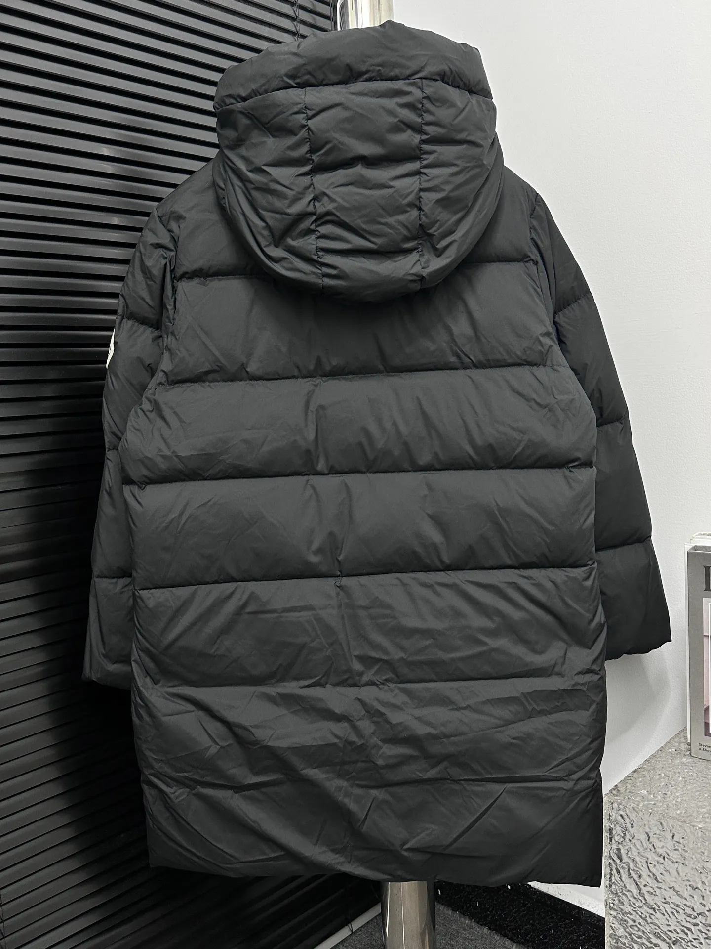 P1100 [Moncler] Bosona mid-length large felt badge down. Popular style. Good-looking for both men and women. This Bosona men's long down combines Moncler's classic aesthetics, excellent performance and protective features. Bosona long down is made of longue saison fabric and is designed with practical details to provide both warmth and protection. As a Moncler classic, this down jacket features a detachable hood and a front zipper placket that covers the windshield, significantly improving its protective performance. Size: 1-4