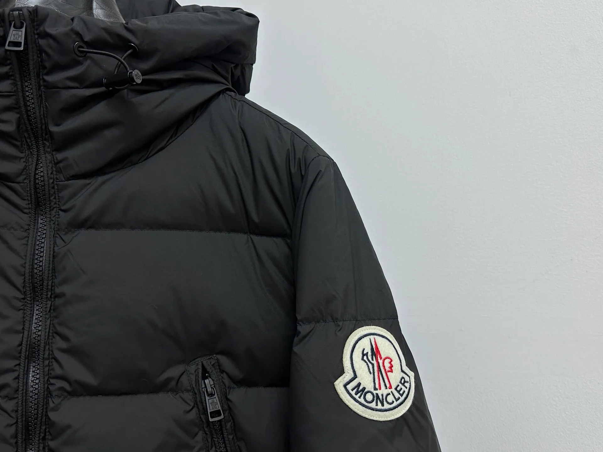 P1100 [Moncler] Bosona mid-length large felt badge down. Popular style. Good-looking for both men and women. This Bosona men's long down combines Moncler's classic aesthetics, excellent performance and protective features. Bosona long down is made of longue saison fabric and is designed with practical details to provide both warmth and protection. As a Moncler classic, this down jacket features a detachable hood and a front zipper placket that covers the windshield, significantly improving its protective performance. Size: 1-4