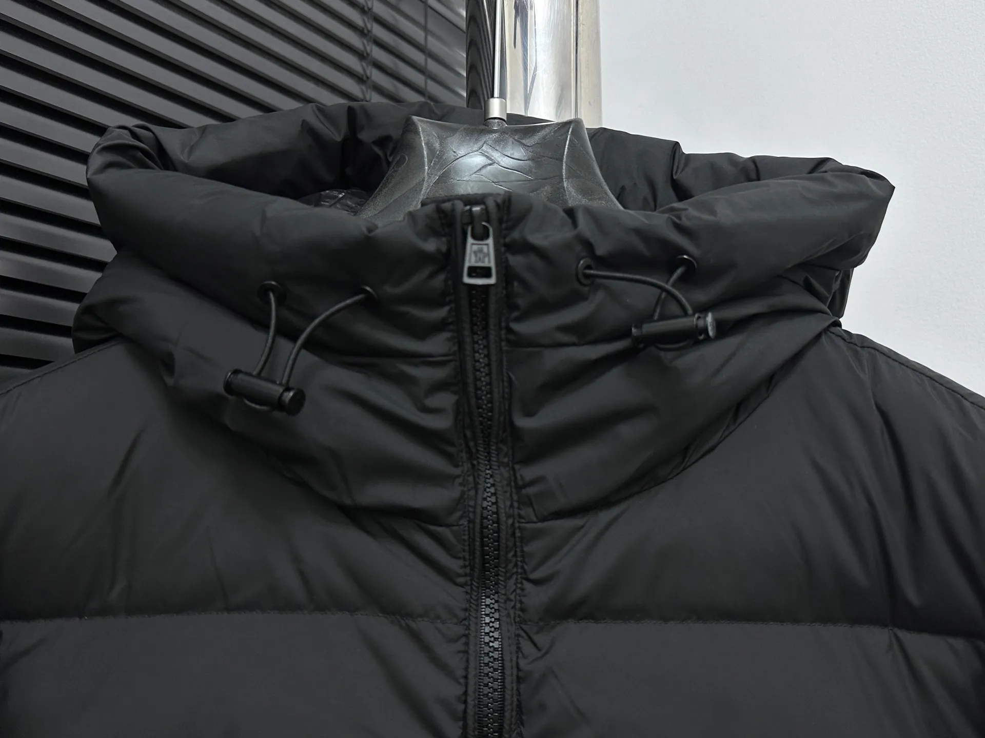 P1100 [Moncler] Bosona mid-length large felt badge down. Popular style. Good-looking for both men and women. This Bosona men's long down combines Moncler's classic aesthetics, excellent performance and protective features. Bosona long down is made of longue saison fabric and is designed with practical details to provide both warmth and protection. As a Moncler classic, this down jacket features a detachable hood and a front zipper placket that covers the windshield, significantly improving its protective performance. Size: 1-4