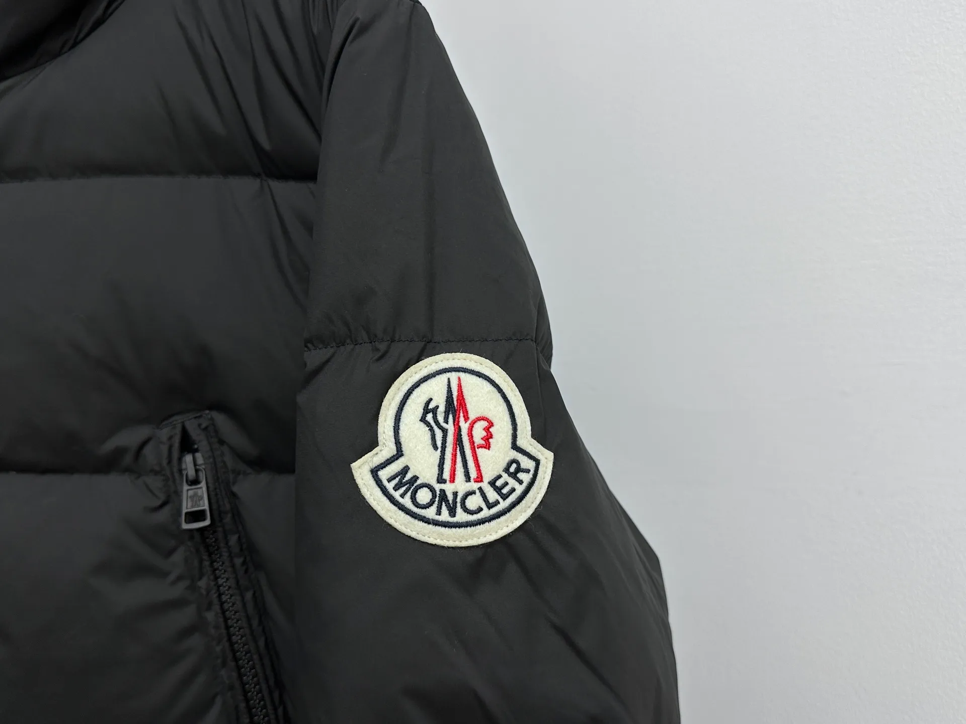 P1100 [Moncler] Bosona mid-length large felt badge down. Popular style. Good-looking for both men and women. This Bosona men's long down combines Moncler's classic aesthetics, excellent performance and protective features. Bosona long down is made of longue saison fabric and is designed with practical details to provide both warmth and protection. As a Moncler classic, this down jacket features a detachable hood and a front zipper placket that covers the windshield, significantly improving its protective performance. Size: 1-4
