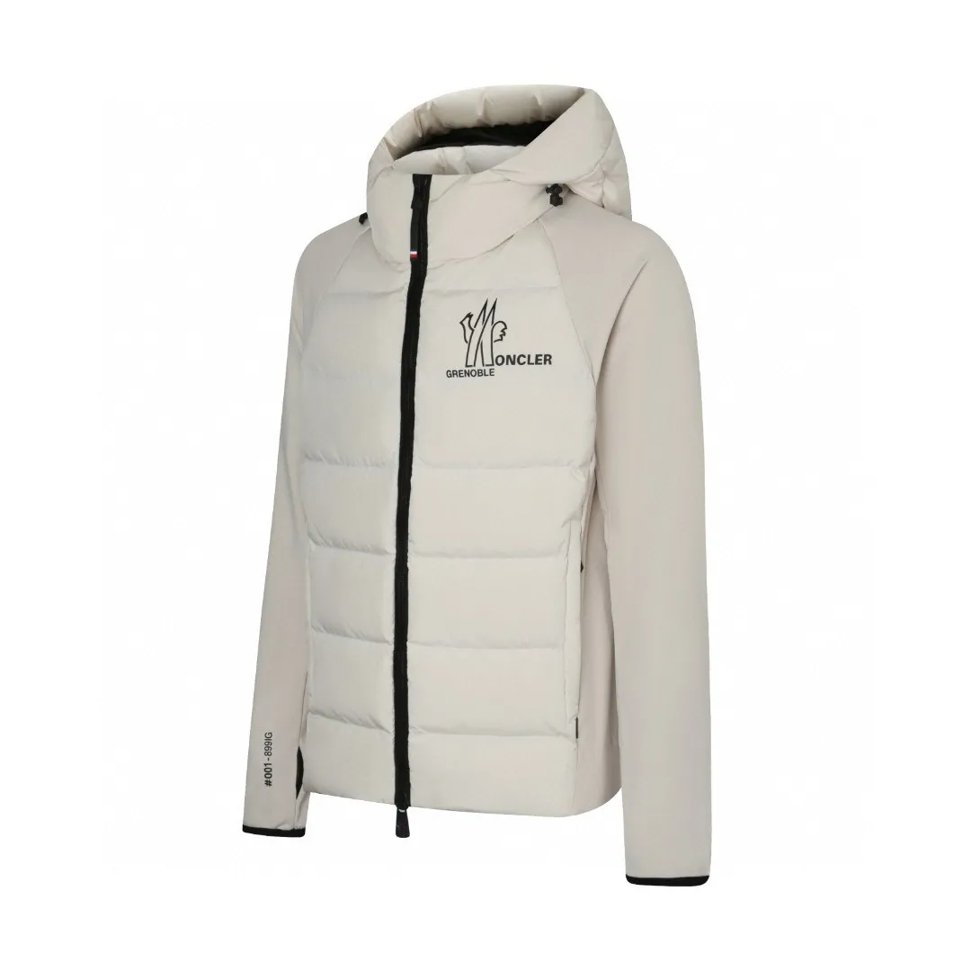 P730 [Exclusive supply] Moncler x RICK OWENS joint down jacket (white) The fabric is woven from fine long-staple cotton single yarn. Avoid static electricity and dust absorption due to friction. Through special additives or processes, fibers are less likely to get tangled into hair balls. Go for finer sanding and get an extremely fine touch like a peach finish. At the same time, it is famous for its high-quality white goose down filling, which has excellent thermal insulation effect. The main pattern uses a combination of imported environmentally friendly glue technology and three-dimensional flocking to outline sharp lines with fine glue, and the edges present a matte matte texture. Micro-three-dimensional flocking technology is used for the letters. Rick Owens' signature three-dimensional quilting technology combines laser cutting and hand-quilting to completely revolutionize the bulky feel of traditional down jackets. The slim silhouette combines sports functionality with the neat lines of high fashion. Customized two-way YKK zippers, reflective strips on the brim, hidden snow skirt design, and even the cuff ribs are 3D woven, taking into account outdoor protection and a comfortable fit for daily wear. Size:S-M-L-XL