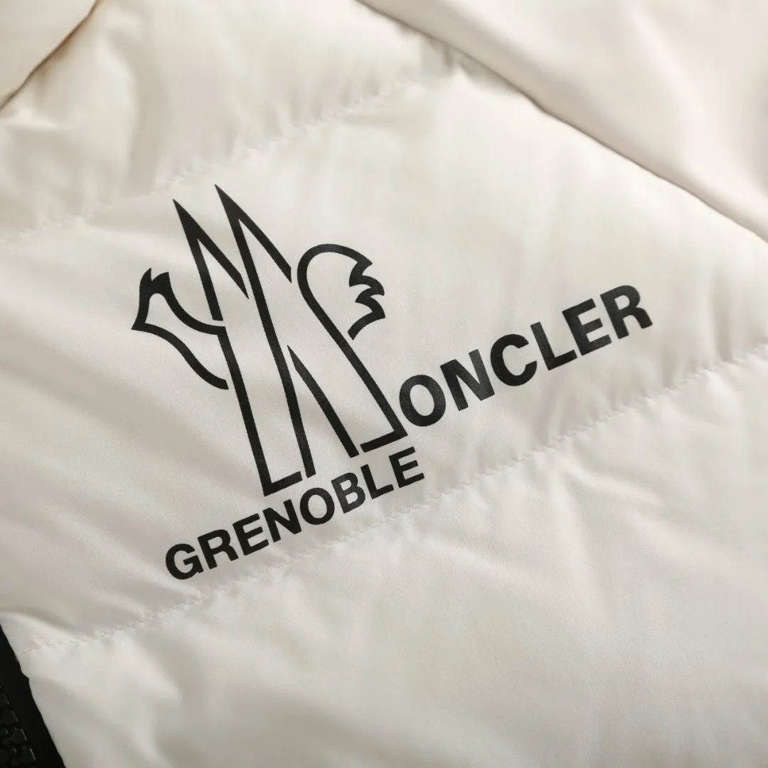P730 [Exclusive supply] Moncler x RICK OWENS joint down jacket (white) The fabric is woven from fine long-staple cotton single yarn. Avoid static electricity and dust absorption due to friction. Through special additives or processes, fibers are less likely to get tangled into hair balls. Go for finer sanding and get an extremely fine touch like a peach finish. At the same time, it is famous for its high-quality white goose down filling, which has excellent thermal insulation effect. The main pattern uses a combination of imported environmentally friendly glue technology and three-dimensional flocking to outline sharp lines with fine glue, and the edges present a matte matte texture. Micro-three-dimensional flocking technology is used for the letters. Rick Owens' signature three-dimensional quilting technology combines laser cutting and hand-quilting to completely revolutionize the bulky feel of traditional down jackets. The slim silhouette combines sports functionality with the neat lines of high fashion. Customized two-way YKK zippers, reflective strips on the brim, hidden snow skirt design, and even the cuff ribs are 3D woven, taking into account outdoor protection and a comfortable fit for daily wear. Size:S-M-L-XL