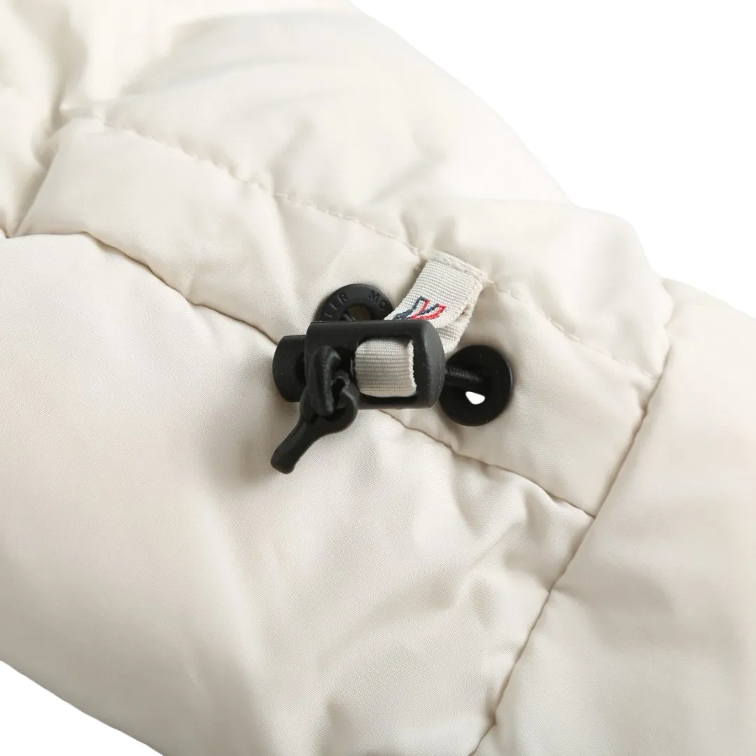 P730 [Exclusive supply] Moncler x RICK OWENS joint down jacket (white) The fabric is woven from fine long-staple cotton single yarn. Avoid static electricity and dust absorption due to friction. Through special additives or processes, fibers are less likely to get tangled into hair balls. Go for finer sanding and get an extremely fine touch like a peach finish. At the same time, it is famous for its high-quality white goose down filling, which has excellent thermal insulation effect. The main pattern uses a combination of imported environmentally friendly glue technology and three-dimensional flocking to outline sharp lines with fine glue, and the edges present a matte matte texture. Micro-three-dimensional flocking technology is used for the letters. Rick Owens' signature three-dimensional quilting technology combines laser cutting and hand-quilting to completely revolutionize the bulky feel of traditional down jackets. The slim silhouette combines sports functionality with the neat lines of high fashion. Customized two-way YKK zippers, reflective strips on the brim, hidden snow skirt design, and even the cuff ribs are 3D woven, taking into account outdoor protection and a comfortable fit for daily wear. Size:S-M-L-XL