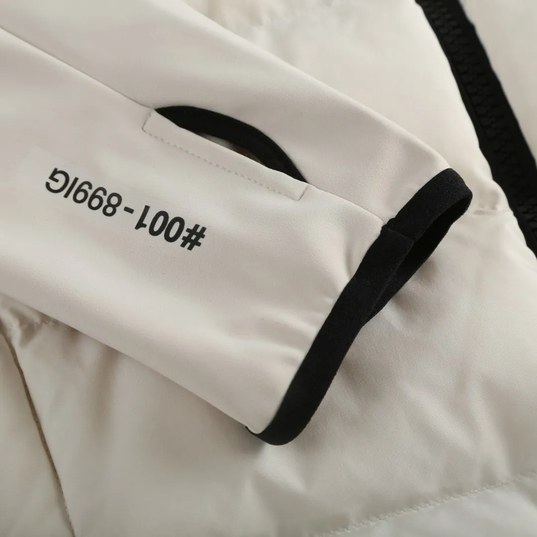 P730 [Exclusive supply] Moncler x RICK OWENS joint down jacket (white) The fabric is woven from fine long-staple cotton single yarn. Avoid static electricity and dust absorption due to friction. Through special additives or processes, fibers are less likely to get tangled into hair balls. Go for finer sanding and get an extremely fine touch like a peach finish. At the same time, it is famous for its high-quality white goose down filling, which has excellent thermal insulation effect. The main pattern uses a combination of imported environmentally friendly glue technology and three-dimensional flocking to outline sharp lines with fine glue, and the edges present a matte matte texture. Micro-three-dimensional flocking technology is used for the letters. Rick Owens' signature three-dimensional quilting technology combines laser cutting and hand-quilting to completely revolutionize the bulky feel of traditional down jackets. The slim silhouette combines sports functionality with the neat lines of high fashion. Customized two-way YKK zippers, reflective strips on the brim, hidden snow skirt design, and even the cuff ribs are 3D woven, taking into account outdoor protection and a comfortable fit for daily wear. Size:S-M-L-XL