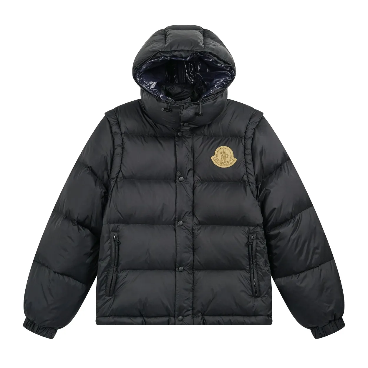 P880 Top version] Detailed picture of bulk Moncler Cyclone 2-in-1 down jacket. An easy way to get through the winter in one piece. It can be transformed into a jacket/hooded vest/stand-collar vest/hooded down jacket in seconds. The Cyclone down jacket is equipped with detachable sleeves and can be worn as a vest or jacket. Featuring a new, simple silhouette. This short down jacket is made from nylon and features easily removable sleeves, allowing you to convert the jacket into a vest. A removable hood and contrast lining complete the design. It has achieved a series of misunderstandings such as the original NFC inductive anti-counterfeiting chip, the national standard 95% pure white duck down, the exclusive use of top-grade down on the market, and never fake goose down. Perfect filling using direct velvet filling technology, the fluffy texture is very good. The lightness, warmth and cold protection ability are improved to the maximum. The original processing factory produces electroplated hardware, all customized by the original factory, and not all types of replicas on the market. Style number: 5610 Color: black Code number: 1.2.3.4.5