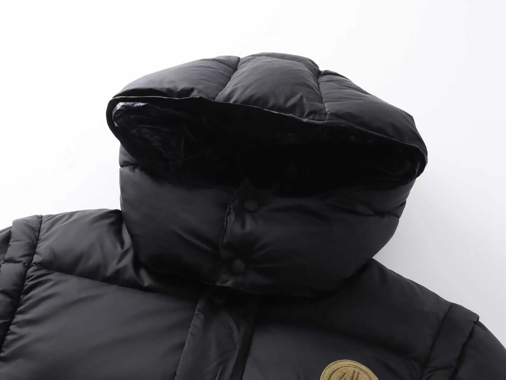P880 Top version] Detailed picture of bulk Moncler Cyclone 2-in-1 down jacket. An easy way to get through the winter in one piece. It can be transformed into a jacket/hooded vest/stand-collar vest/hooded down jacket in seconds. The Cyclone down jacket is equipped with detachable sleeves and can be worn as a vest or jacket. Featuring a new, simple silhouette. This short down jacket is made from nylon and features easily removable sleeves, allowing you to convert the jacket into a vest. A removable hood and contrast lining complete the design. It has achieved a series of misunderstandings such as the original NFC inductive anti-counterfeiting chip, the national standard 95% pure white duck down, the exclusive use of top-grade down on the market, and never fake goose down. Perfect filling using direct velvet filling technology, the fluffy texture is very good. The lightness, warmth and cold protection ability are improved to the maximum. The original processing factory produces electroplated hardware, all customized by the original factory, and not all types of replicas on the market. Style number: 5610 Color: black Code number: 1.2.3.4.5