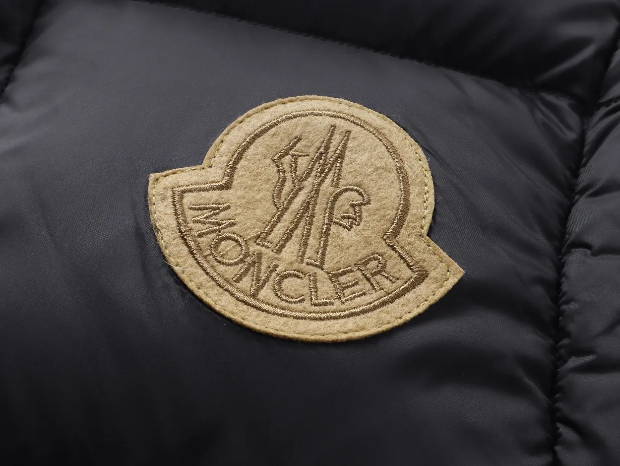 P880 Top version] Detailed picture of bulk Moncler Cyclone 2-in-1 down jacket. An easy way to get through the winter in one piece. It can be transformed into a jacket/hooded vest/stand-collar vest/hooded down jacket in seconds. The Cyclone down jacket is equipped with detachable sleeves and can be worn as a vest or jacket. Featuring a new, simple silhouette. This short down jacket is made from nylon and features easily removable sleeves, allowing you to convert the jacket into a vest. A removable hood and contrast lining complete the design. It has achieved a series of misunderstandings such as the original NFC inductive anti-counterfeiting chip, the national standard 95% pure white duck down, the exclusive use of top-grade down on the market, and never fake goose down. Perfect filling using direct velvet filling technology, the fluffy texture is very good. The lightness, warmth and cold protection ability are improved to the maximum. The original processing factory produces electroplated hardware, all customized by the original factory, and not all types of replicas on the market. Style number: 5610 Color: black Code number: 1.2.3.4.5