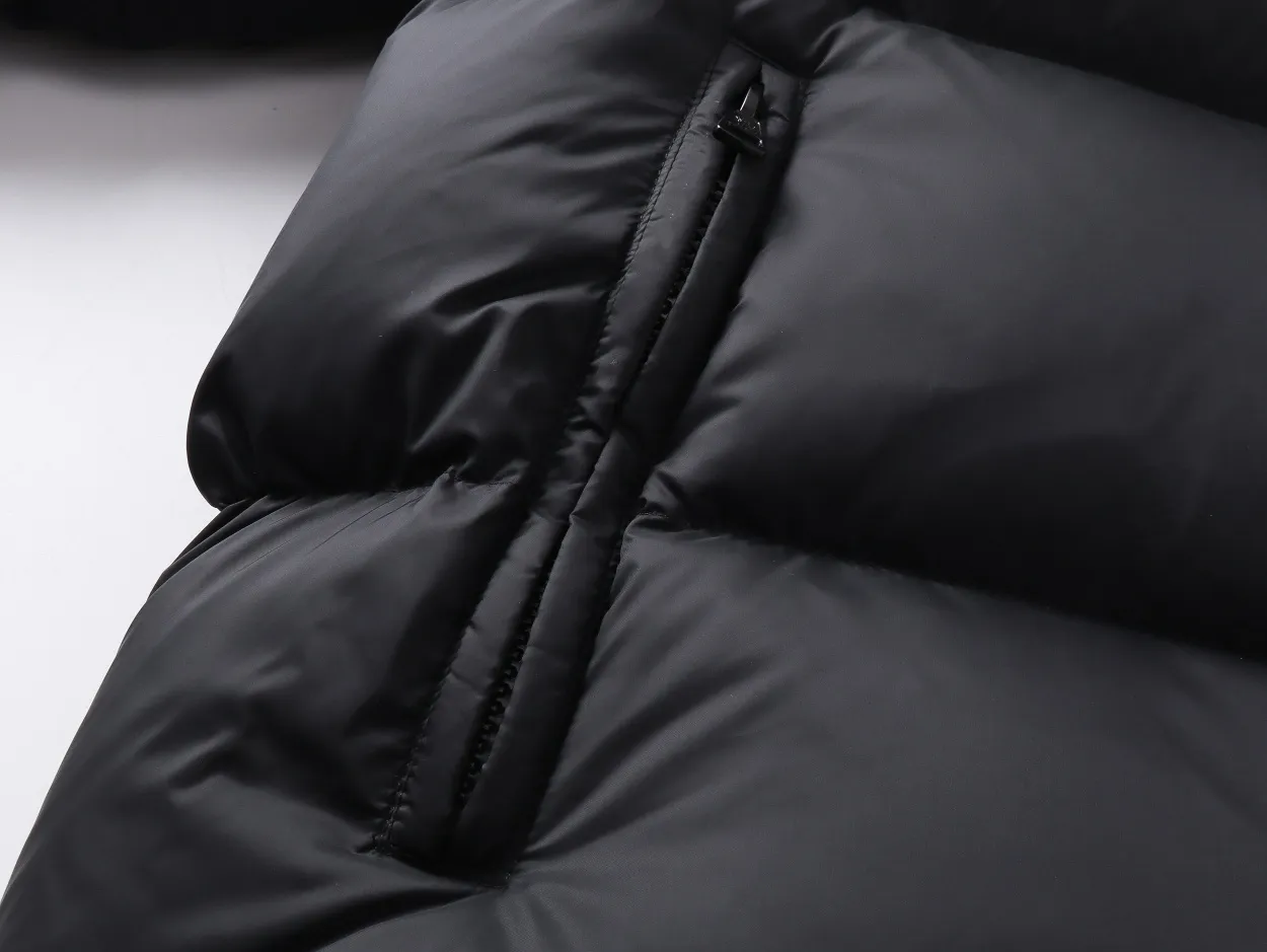 P880 Top version] Detailed picture of bulk Moncler Cyclone 2-in-1 down jacket. An easy way to get through the winter in one piece. It can be transformed into a jacket/hooded vest/stand-collar vest/hooded down jacket in seconds. The Cyclone down jacket is equipped with detachable sleeves and can be worn as a vest or jacket. Featuring a new, simple silhouette. This short down jacket is made from nylon and features easily removable sleeves, allowing you to convert the jacket into a vest. A removable hood and contrast lining complete the design. It has achieved a series of misunderstandings such as the original NFC inductive anti-counterfeiting chip, the national standard 95% pure white duck down, the exclusive use of top-grade down on the market, and never fake goose down. Perfect filling using direct velvet filling technology, the fluffy texture is very good. The lightness, warmth and cold protection ability are improved to the maximum. The original processing factory produces electroplated hardware, all customized by the original factory, and not all types of replicas on the market. Style number: 5610 Color: black Code number: 1.2.3.4.5