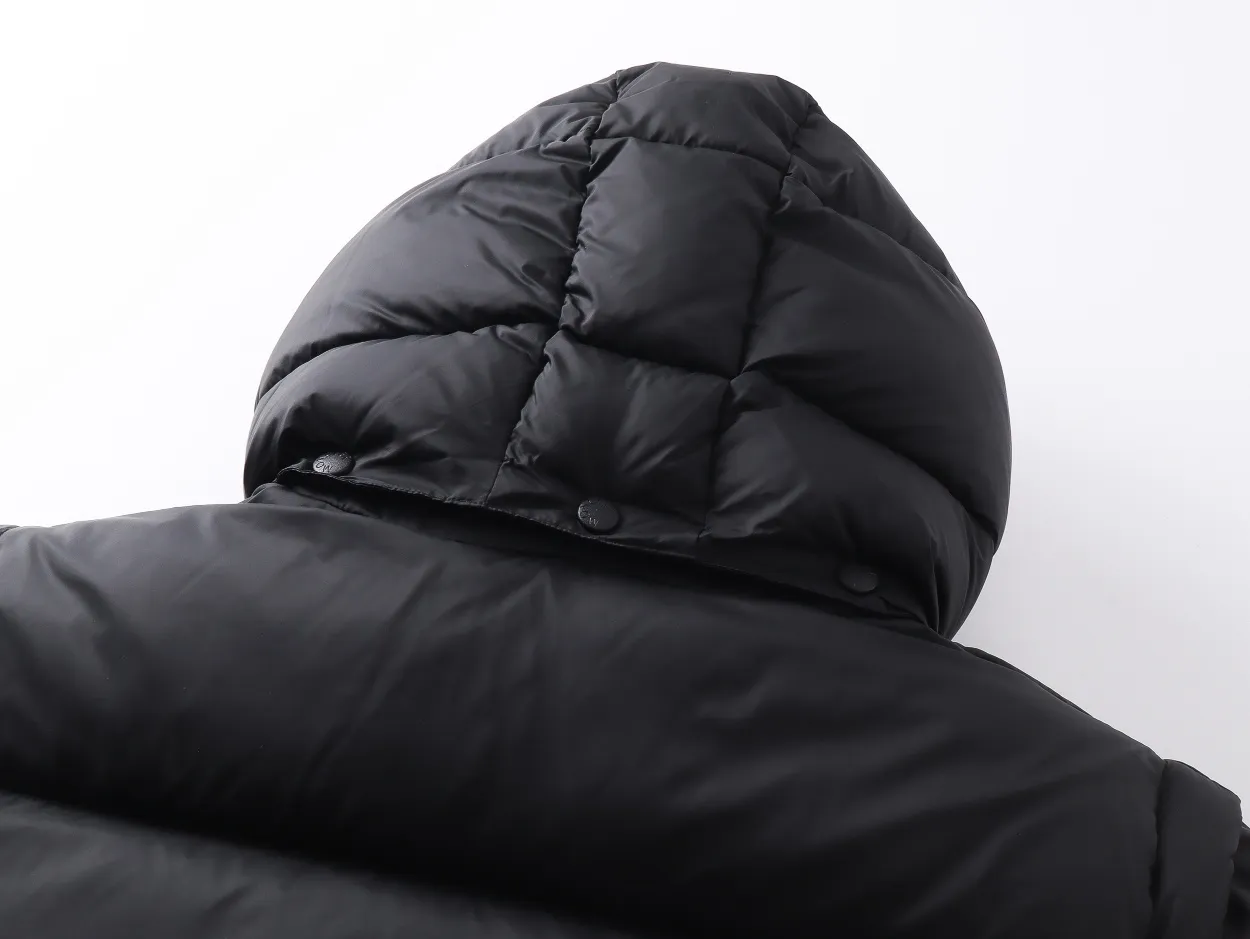 P880 Top version] Detailed picture of bulk Moncler Cyclone 2-in-1 down jacket. An easy way to get through the winter in one piece. It can be transformed into a jacket/hooded vest/stand-collar vest/hooded down jacket in seconds. The Cyclone down jacket is equipped with detachable sleeves and can be worn as a vest or jacket. Featuring a new, simple silhouette. This short down jacket is made from nylon and features easily removable sleeves, allowing you to convert the jacket into a vest. A removable hood and contrast lining complete the design. It has achieved a series of misunderstandings such as the original NFC inductive anti-counterfeiting chip, the national standard 95% pure white duck down, the exclusive use of top-grade down on the market, and never fake goose down. Perfect filling using direct velvet filling technology, the fluffy texture is very good. The lightness, warmth and cold protection ability are improved to the maximum. The original processing factory produces electroplated hardware, all customized by the original factory, and not all types of replicas on the market. Style number: 5610 Color: black Code number: 1.2.3.4.5