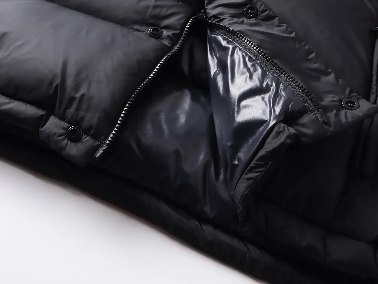 P880 Top version] Detailed picture of bulk Moncler Cyclone 2-in-1 down jacket. An easy way to get through the winter in one piece. It can be transformed into a jacket/hooded vest/stand-collar vest/hooded down jacket in seconds. The Cyclone down jacket is equipped with detachable sleeves and can be worn as a vest or jacket. Featuring a new, simple silhouette. This short down jacket is made from nylon and features easily removable sleeves, allowing you to convert the jacket into a vest. A removable hood and contrast lining complete the design. It has achieved a series of misunderstandings such as the original NFC inductive anti-counterfeiting chip, the national standard 95% pure white duck down, the exclusive use of top-grade down on the market, and never fake goose down. Perfect filling using direct velvet filling technology, the fluffy texture is very good. The lightness, warmth and cold protection ability are improved to the maximum. The original processing factory produces electroplated hardware, all customized by the original factory, and not all types of replicas on the market. Style number: 5610 Color: black Code number: 1.2.3.4.5