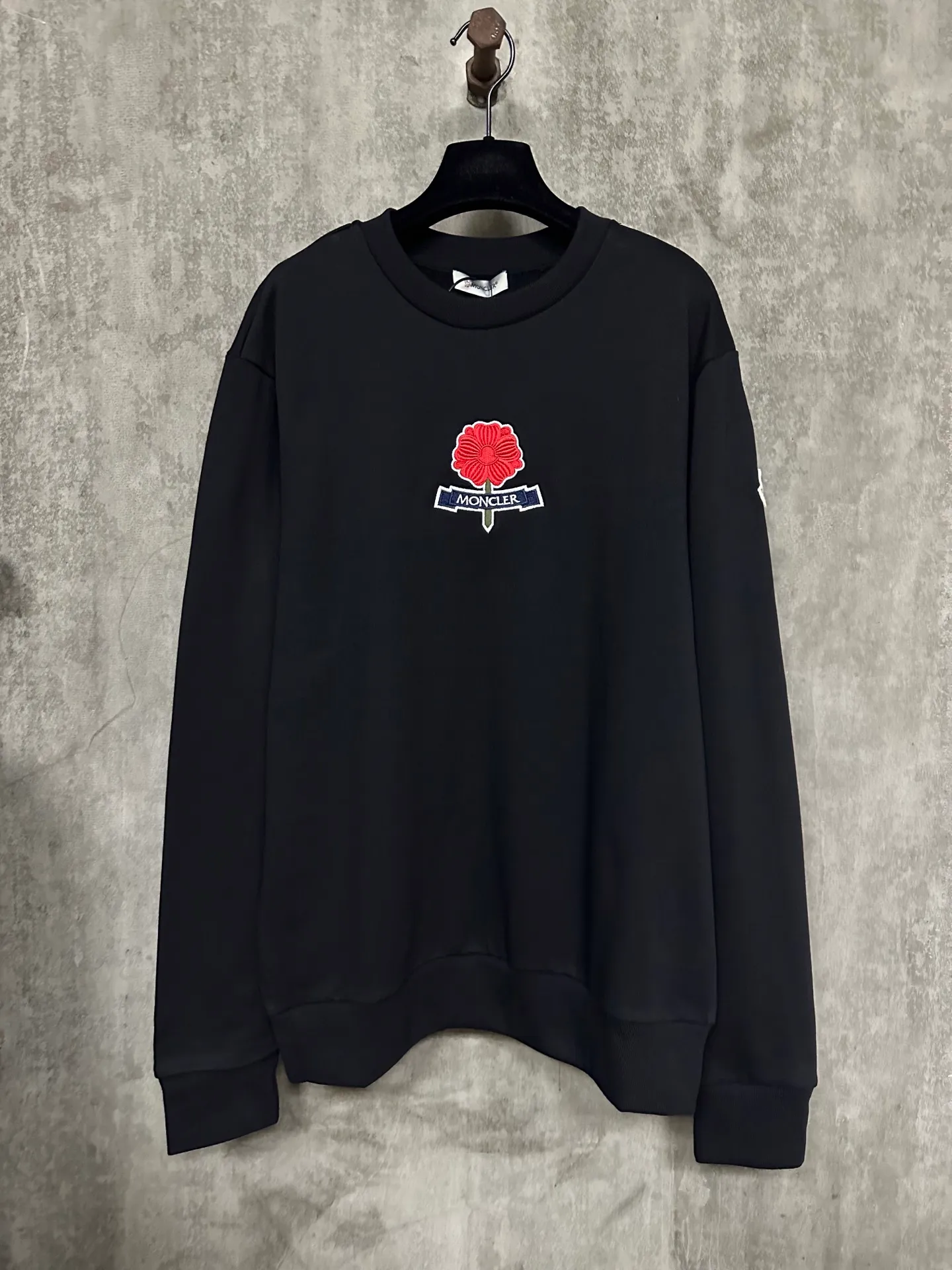 P340 MONCLER embroidered flower logo sweatshirt Fabric: Made of 380g double-strand pure cotton terry. Fabric: Thread with 1*1 double yarn thread. Matching dyeing in the same vat. The embroidery uses 3D three-dimensional embroidery technology, and the original computer scan and print is restored 1:1. There is a brand logo icon in the middle of the flower, as well as MONCLER embroidery. Customized hardware, threads, accessories, plate alignment, same style for men and women -Color: black -Size: S M L XL