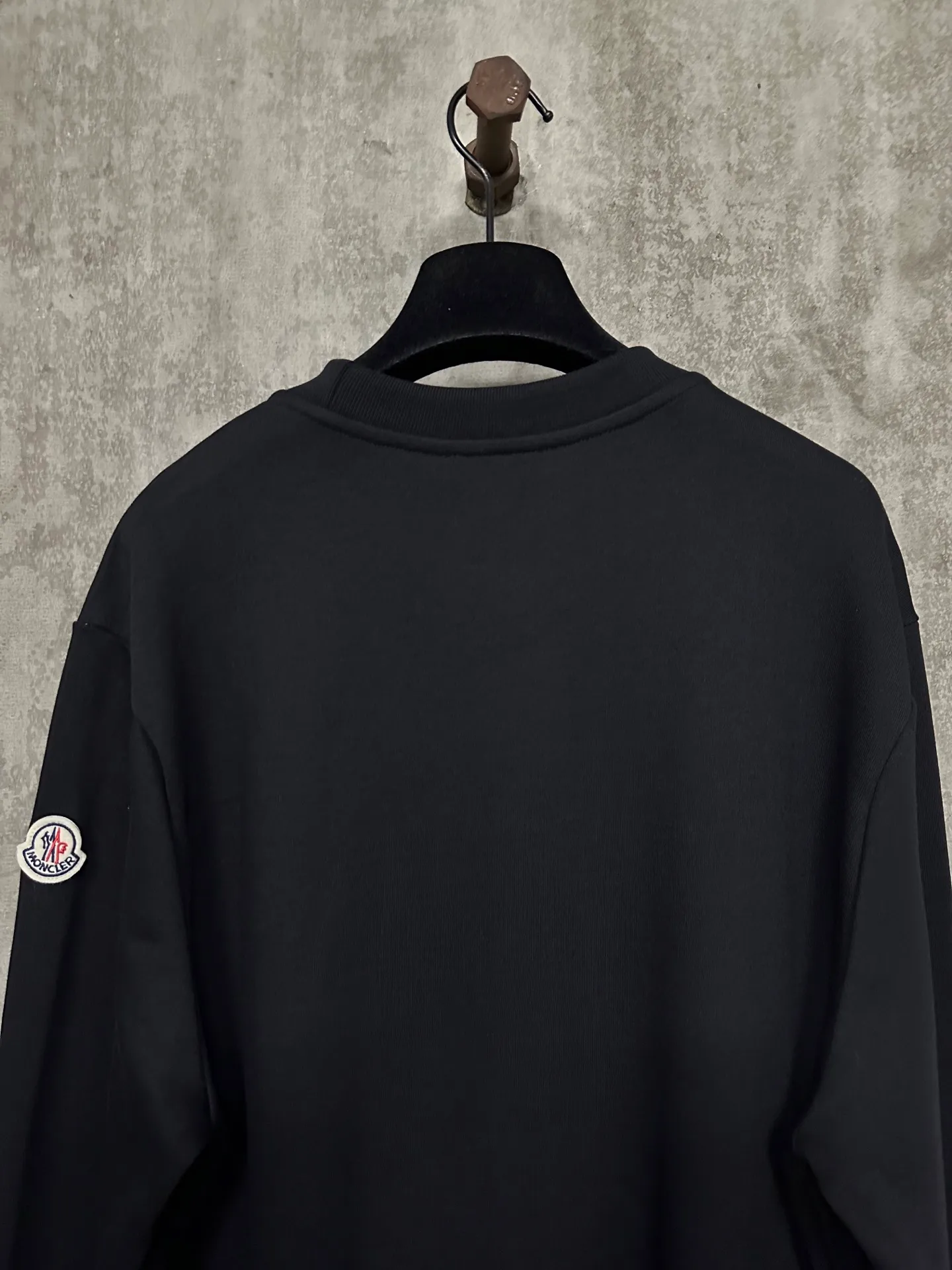 P340 MONCLER embroidered flower logo sweatshirt Fabric: Made of 380g double-strand pure cotton terry. Fabric: Thread with 1*1 double yarn thread. Matching dyeing in the same vat. The embroidery uses 3D three-dimensional embroidery technology, and the original computer scan and print is restored 1:1. There is a brand logo icon in the middle of the flower, as well as MONCLER embroidery. Customized hardware, threads, accessories, plate alignment, same style for men and women -Color: black -Size: S M L XL