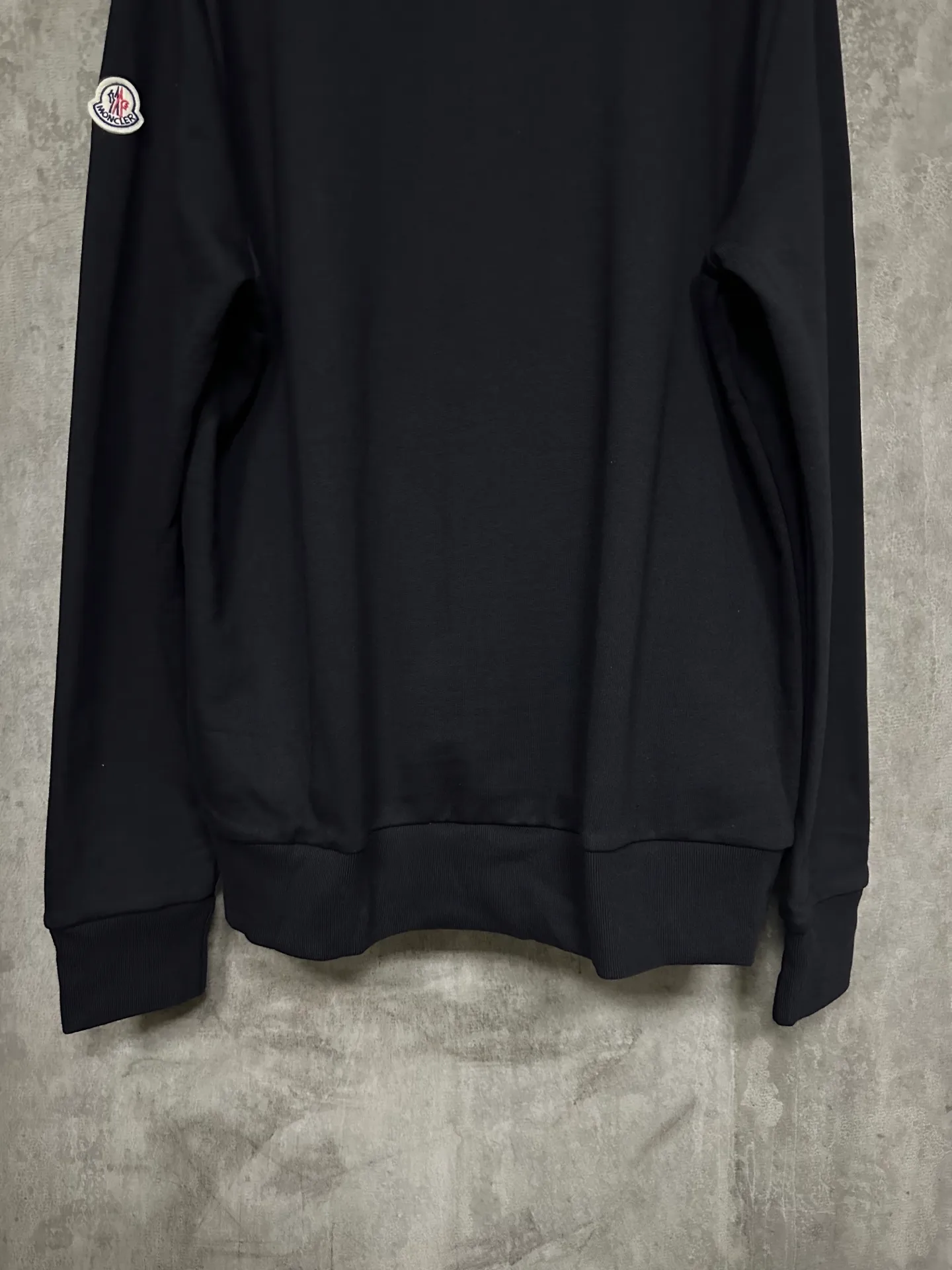 P340 MONCLER embroidered flower logo sweatshirt Fabric: Made of 380g double-strand pure cotton terry. Fabric: Thread with 1*1 double yarn thread. Matching dyeing in the same vat. The embroidery uses 3D three-dimensional embroidery technology, and the original computer scan and print is restored 1:1. There is a brand logo icon in the middle of the flower, as well as MONCLER embroidery. Customized hardware, threads, accessories, plate alignment, same style for men and women -Color: black -Size: S M L XL