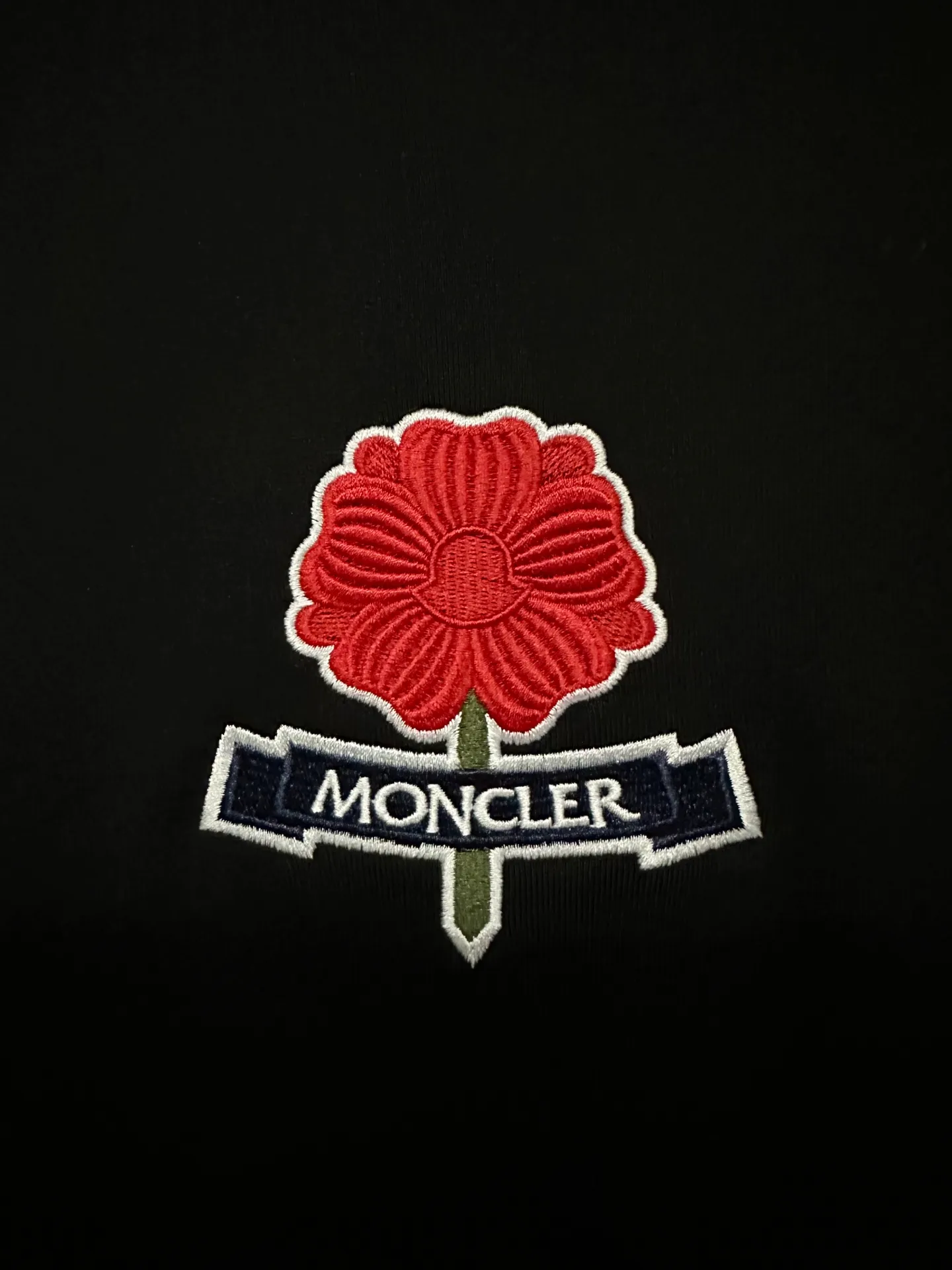 P340 MONCLER embroidered flower logo sweatshirt Fabric: Made of 380g double-strand pure cotton terry. Fabric: Thread with 1*1 double yarn thread. Matching dyeing in the same vat. The embroidery uses 3D three-dimensional embroidery technology, and the original computer scan and print is restored 1:1. There is a brand logo icon in the middle of the flower, as well as MONCLER embroidery. Customized hardware, threads, accessories, plate alignment, same style for men and women -Color: black -Size: S M L XL