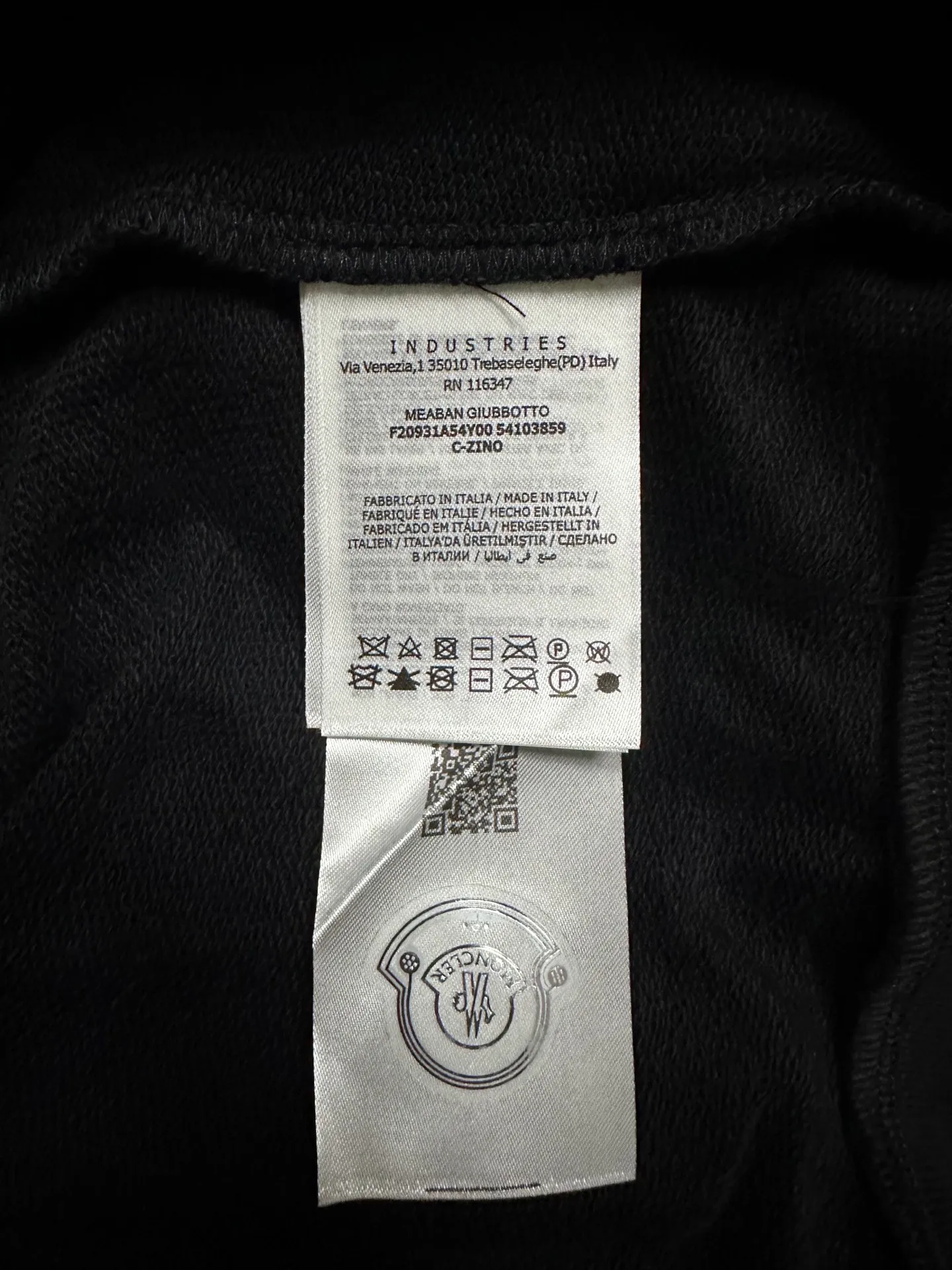 P340 MONCLER embroidered flower logo sweatshirt Fabric: Made of 380g double-strand pure cotton terry. Fabric: Thread with 1*1 double yarn thread. Matching dyeing in the same vat. The embroidery uses 3D three-dimensional embroidery technology, and the original computer scan and print is restored 1:1. There is a brand logo icon in the middle of the flower, as well as MONCLER embroidery. Customized hardware, threads, accessories, plate alignment, same style for men and women -Color: black -Size: S M L XL