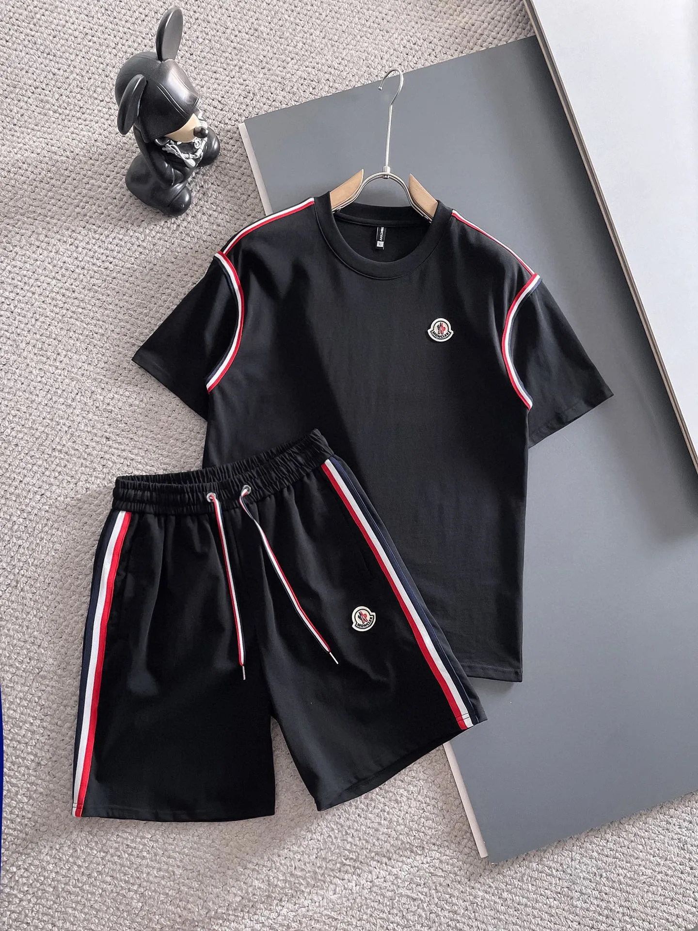 P570 Brand [MONCLER Mouth Covered] 2025 round neck short-sleeved shorts suit. The pure cotton fabric upper body will not be stuffy, the smooth and comfortable skin-friendly effect is more breathable, the fabric has its own texture, classic logo technology, a new interpretation from a unique angle, fashionable and versatile choice! Size: M-3XL (maximum wear: 190 pounds)