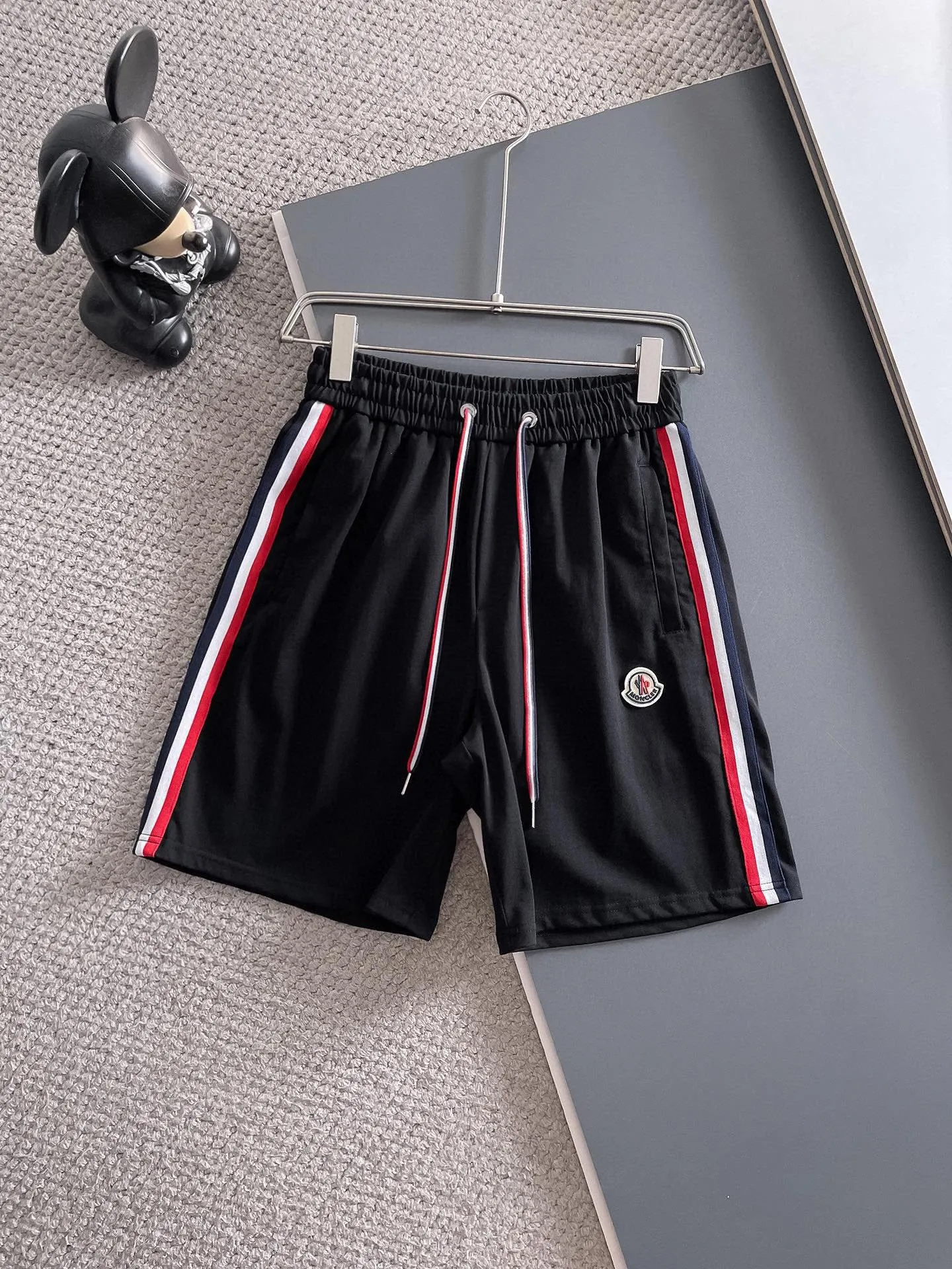 P570 Brand [MONCLER Mouth Covered] 2025 round neck short-sleeved shorts suit. The pure cotton fabric upper body will not be stuffy, the smooth and comfortable skin-friendly effect is more breathable, the fabric has its own texture, classic logo technology, a new interpretation from a unique angle, fashionable and versatile choice! Size: M-3XL (maximum wear: 190 pounds)