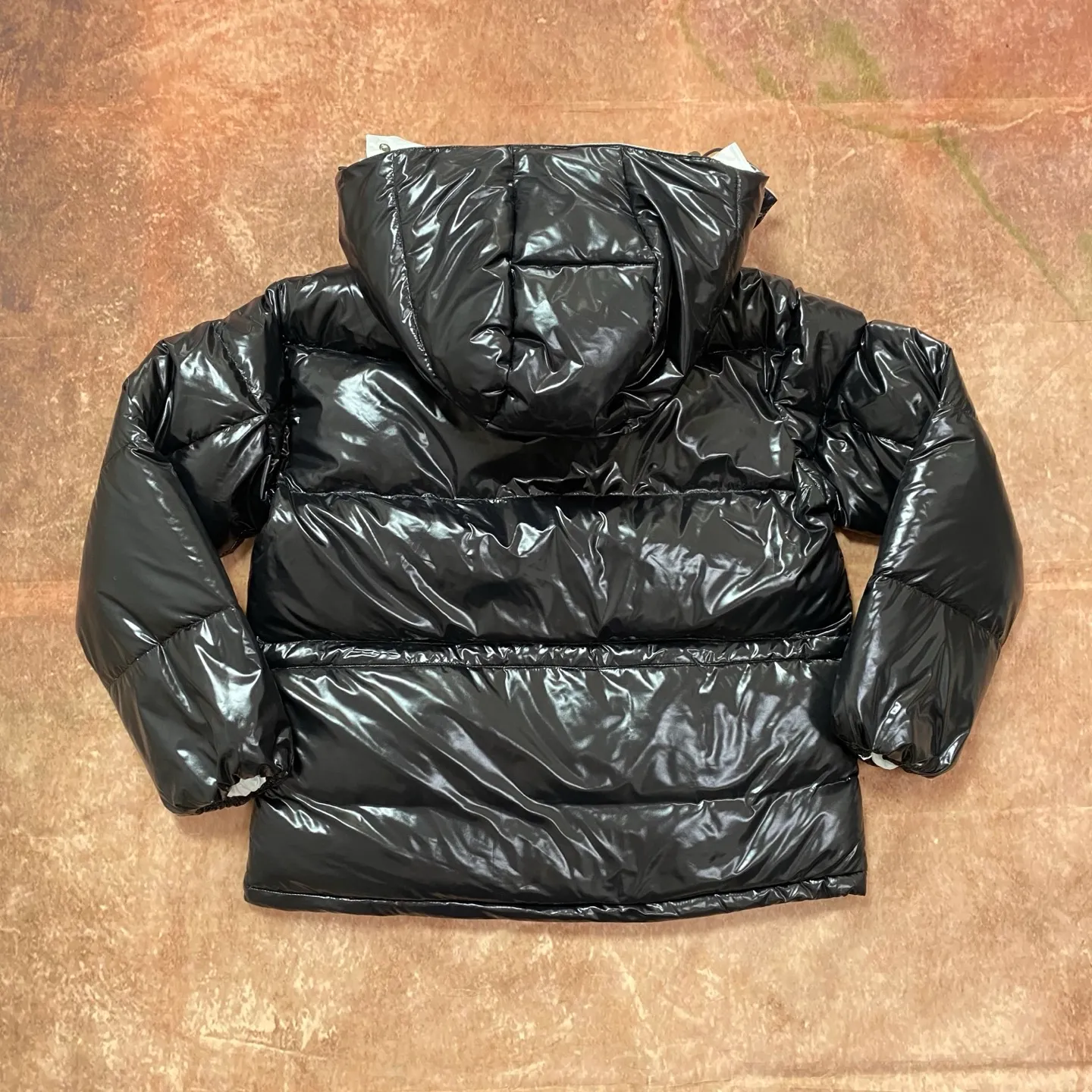 P840 Moncler Mouth Mouth [Top version🐮different from market products] Feel free to compare and contrast the version to distinguish the market refined goods🔥different from the market junk goods🗯️The same picture has different price because it is a different version ✅Don’t be fooled by the same copywriters and pirated picture gangs who mix and distribute high-luxury pictures at low prices. Once you receive it and compare the quality, you will know where the difference is. Don’t lie. Look for the terminal. I don’t guarantee that my products are the cheapest, but I definitely guarantee that they are worth every penny of your hard-earned money!  New Moncler FW23 Abbaye Short Style on Down ‼ ️Can be recommended! Long-term availability, non-stop supply! Description: The Abbaye cropped style in signature lacquered nylon embodies the essence of Moner style. Featuring rectangular quilting and a contrasting lining that refreshes the removable hood. Terry knit logo embroidery adds a unique touch to the ensemble, making it instantly recognizable.  , let’s not brag, there is almost no one that can do better than us! Color: white black, khaki Size: 0, 1, 2, 3