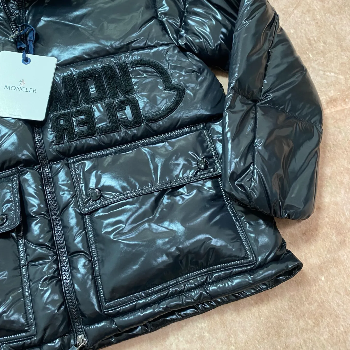 P840 Moncler Mouth Mouth [Top version🐮different from market products] Feel free to compare and contrast the version to distinguish the market refined goods🔥different from the market junk goods🗯️The same picture has different price because it is a different version ✅Don’t be fooled by the same copywriters and pirated picture gangs who mix and distribute high-luxury pictures at low prices. Once you receive it and compare the quality, you will know where the difference is. Don’t lie. Look for the terminal. I don’t guarantee that my products are the cheapest, but I definitely guarantee that they are worth every penny of your hard-earned money!  New Moncler FW23 Abbaye Short Style on Down ‼ ️Can be recommended! Long-term availability, non-stop supply! Description: The Abbaye cropped style in signature lacquered nylon embodies the essence of Moner style. Featuring rectangular quilting and a contrasting lining that refreshes the removable hood. Terry knit logo embroidery adds a unique touch to the ensemble, making it instantly recognizable.  , let’s not brag, there is almost no one that can do better than us! Color: white black, khaki Size: 0, 1, 2, 3