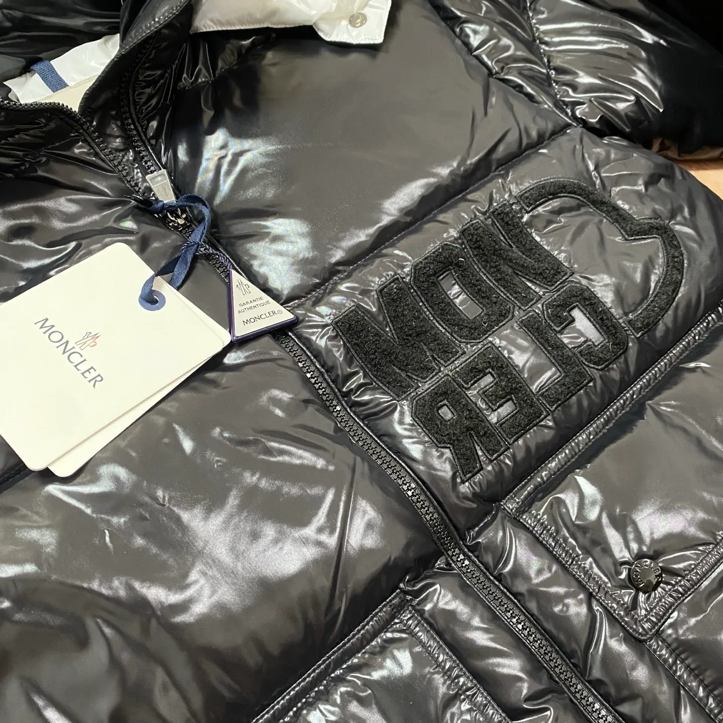 P840 Moncler Mouth Mouth [Top version🐮different from market products] Feel free to compare and contrast the version to distinguish the market refined goods🔥different from the market junk goods🗯️The same picture has different price because it is a different version ✅Don’t be fooled by the same copywriters and pirated picture gangs who mix and distribute high-luxury pictures at low prices. Once you receive it and compare the quality, you will know where the difference is. Don’t lie. Look for the terminal. I don’t guarantee that my products are the cheapest, but I definitely guarantee that they are worth every penny of your hard-earned money!  New Moncler FW23 Abbaye Short Style on Down ‼ ️Can be recommended! Long-term availability, non-stop supply! Description: The Abbaye cropped style in signature lacquered nylon embodies the essence of Moner style. Featuring rectangular quilting and a contrasting lining that refreshes the removable hood. Terry knit logo embroidery adds a unique touch to the ensemble, making it instantly recognizable.  , let’s not brag, there is almost no one that can do better than us! Color: white black, khaki Size: 0, 1, 2, 3